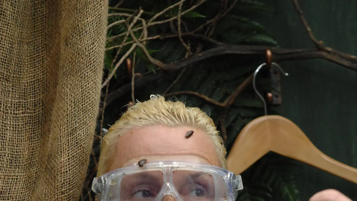 Tag 8 - Dschungelprüfung 08 "Winterschlussverkauf": In der 'Umkleidekabine' gibt es einen durchsichtigen Anzug für Brigitte Nielsen, der mit Kakerlaken gefüllt wird - danach bekommt sie einen mit Schleim und Mehlwürmern gefüllten Hut aufgesetzt. Beides muss sie jeweils 30 Sekunden aushalten, was sie auch schafft. Er holt damit zwei Sterne # Foto: RTL / Stefan Menne

Verwendung der Bilder für Online-Medien ausschließlich mit folgender Verlinkung: 'Alle Infos zu 'Ich bin ein Star - Holt mich hier raus!' im Special bei RTL.de: http://www.rtl.de/cms/sendungen/ich-bin-ein-star.html'

NUR ZUR EINMALIGEN VERÖFFENTLICHUNG ! KEINE WEITERGABE AN DRITTE ! 
KEINE VERWENDUNG NACH DEM 05.03.2012 !! KEINE ARCHIVIERUNG !

Suchbegriff: Dschungelcamp *** Local Caption *** Die Verwendung des RTL-Bildmaterials ist nur zur redaktionellen Berichterstattung im Zusammenhang mit der jeweiligen Sendung unter Angabe der Credits/Quellenangaben [Foto: RTL / Stefan Menne] und Beachtung der unter http://kommunikation.RTL.de genannten Nutzungsbeschränkung erlaubt.

Verwendung der Bilder für Online-Medien ausschließlich mit folgender Verlinkung: 'Alle Infos zu 'Ich bin ein Star - Holt mich hier raus!' im Special bei RTL.de: http://www.rtl.de/cms/sendungen/ich-bin-ein-star.html'

NUR ZUR EINMALIGEN VERÖFFENTLICHUNG ! KEINE WEITERGABE AN DRITTE ! 
KEINE VERWENDUNG NACH DEM 05.03.2012 !! KEINE ARCHIVIERUNG !