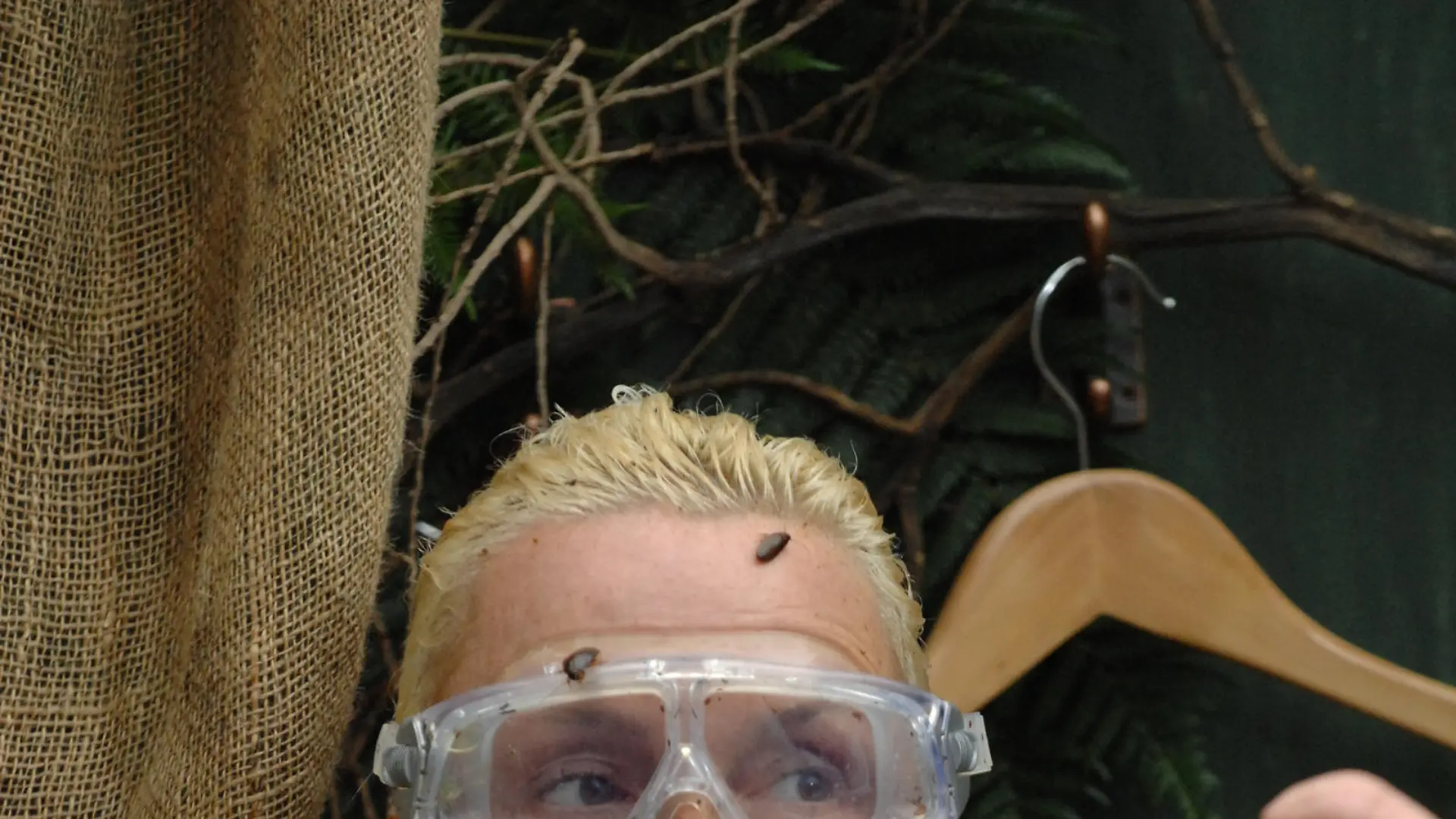Tag 8 - Dschungelprüfung 08 "Winterschlussverkauf": In der 'Umkleidekabine' gibt es einen durchsichtigen Anzug für Brigitte Nielsen, der mit Kakerlaken gefüllt wird - danach bekommt sie einen mit Schleim und Mehlwürmern gefüllten Hut aufgesetzt. Beides muss sie jeweils 30 Sekunden aushalten, was sie auch schafft. Er holt damit zwei Sterne # Foto: RTL / Stefan Menne

Verwendung der Bilder für Online-Medien ausschließlich mit folgender Verlinkung: 'Alle Infos zu 'Ich bin ein Star - Holt mich hier raus!' im Special bei RTL.de: http://www.rtl.de/cms/sendungen/ich-bin-ein-star.html'

NUR ZUR EINMALIGEN VERÖFFENTLICHUNG ! KEINE WEITERGABE AN DRITTE ! 
KEINE VERWENDUNG NACH DEM 05.03.2012 !! KEINE ARCHIVIERUNG !

Suchbegriff: Dschungelcamp *** Local Caption *** Die Verwendung des RTL-Bildmaterials ist nur zur redaktionellen Berichterstattung im Zusammenhang mit der jeweiligen Sendung unter Angabe der Credits/Quellenangaben [Foto: RTL / Stefan Menne] und Beachtung der unter http://kommunikation.RTL.de genannten Nutzungsbeschränkung erlaubt.

Verwendung der Bilder für Online-Medien ausschließlich mit folgender Verlinkung: 'Alle Infos zu 'Ich bin ein Star - Holt mich hier raus!' im Special bei RTL.de: http://www.rtl.de/cms/sendungen/ich-bin-ein-star.html'

NUR ZUR EINMALIGEN VERÖFFENTLICHUNG ! KEINE WEITERGABE AN DRITTE ! 
KEINE VERWENDUNG NACH DEM 05.03.2012 !! KEINE ARCHIVIERUNG !