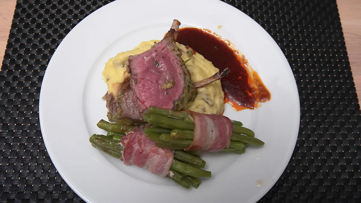 Lammkarree, Speck-Bohnen und Knoblauch