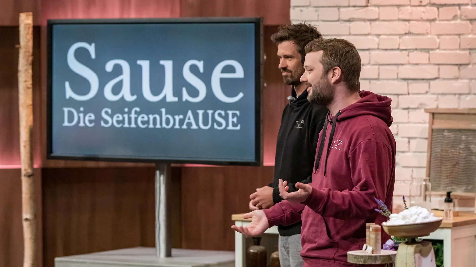 Moritz Simsch (l.) und Sebastian Jung präsentieren mit _Sause" Brausetabletten für Flüssigseife. Sie erhoffen sich ein Investment von 200.000 Euro für 15 Prozent der Anteile an ihrem Unternehmen. Die Verwendung des sendungsbezogenen Materials ist nur mit dem Hinweis und Verlinkung auf TVNOW gestattet.