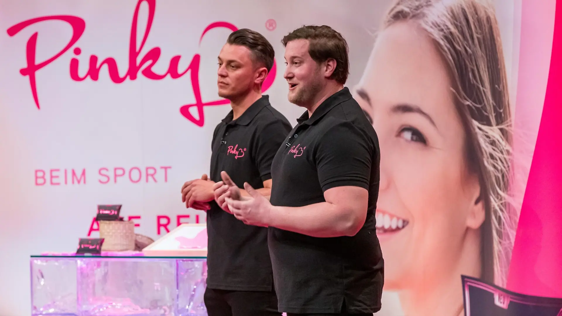 Eugen Raimkulow (l.) und Andre Ritterwürden aus Olfen präsentieren mit _Pinky" eine einfache Tamponentsorgung. Sie erhoffen sich ein Investment von 30.000 Euro für 20 Prozent der Anteile an ihrem Unternehmen. Die Verwendung des sendungsbezogenen Materials ist nur mit dem Hinweis und Verlinkung auf TVNOW gestattet.