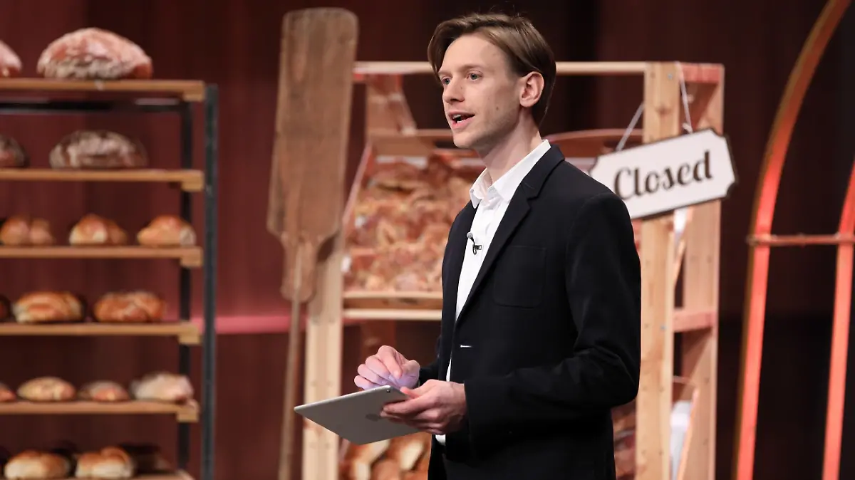 Justus Laufen aus Köln präsentiert mit _Werksta.tt" eine KI-App zur Vermeidung von Überproduktion in der Bäckereibranche. Er erhofft sich ein Investment von 120.000 Euro für 20 Prozent der Anteile an seinem Unternehmen. Die Verwendung des sendungsbezogenen Materials ist nur mit dem Hinweis und Verlinkung auf TVNOW gestattet.