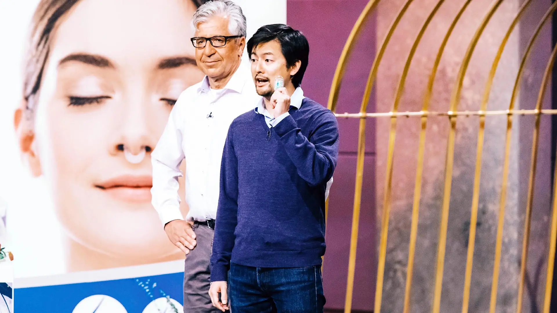 Wolfgang Kleiner (l.) und Vinh-Nghi Tiet aus Berlin präsentieren mit "Aspiraclip" einen Mini-Inhalator der für eine freie Nase sorgen soll. Sie erhoffen sich ein Investment von 600.000 Euro für 10 Prozent der Anteile an ihrem Unternehmen.