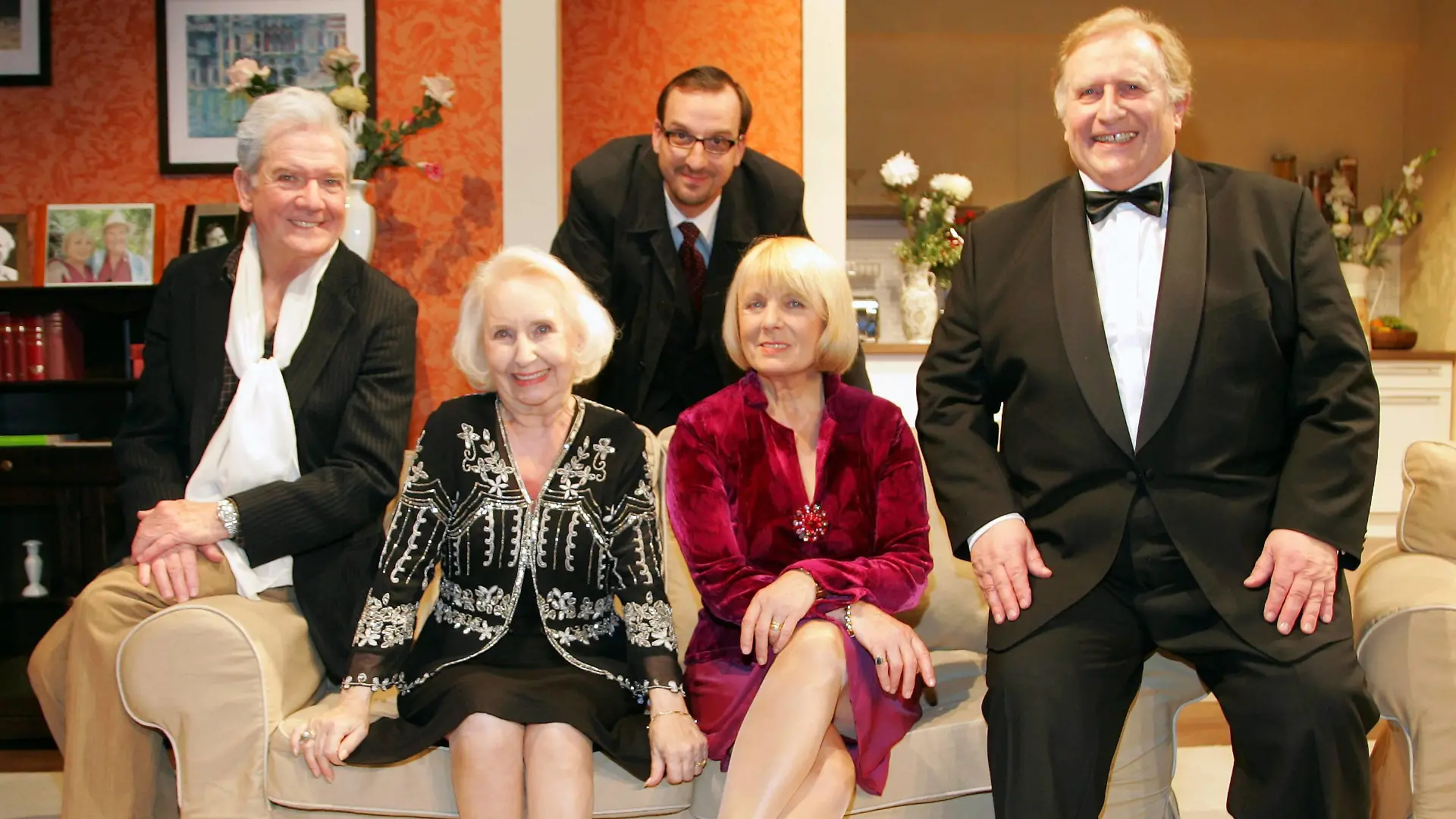 Bildnummer: 51761658 Datum: 20.03.2007 Copyright: imago/Strussfoto
V.l.n.r.: Schauspieler Gerhard Friedrich, Edith Hancke, Michael Schäfer, Karyn von Ostholt und Klaus Sonnenschein (alle GER) anlässlich einer Fotoprobe des Stückes - Herbstzeitlose - in der - Komödie Winterhuder Fährhaus - in Hamburg, Personen , optimistisch; 2007, Hamburg,, Pressetermin , Fotoshooting; , quer, Kbdig, Gruppenbild, , Theater, Kunst, Deutschland, Aktion, People