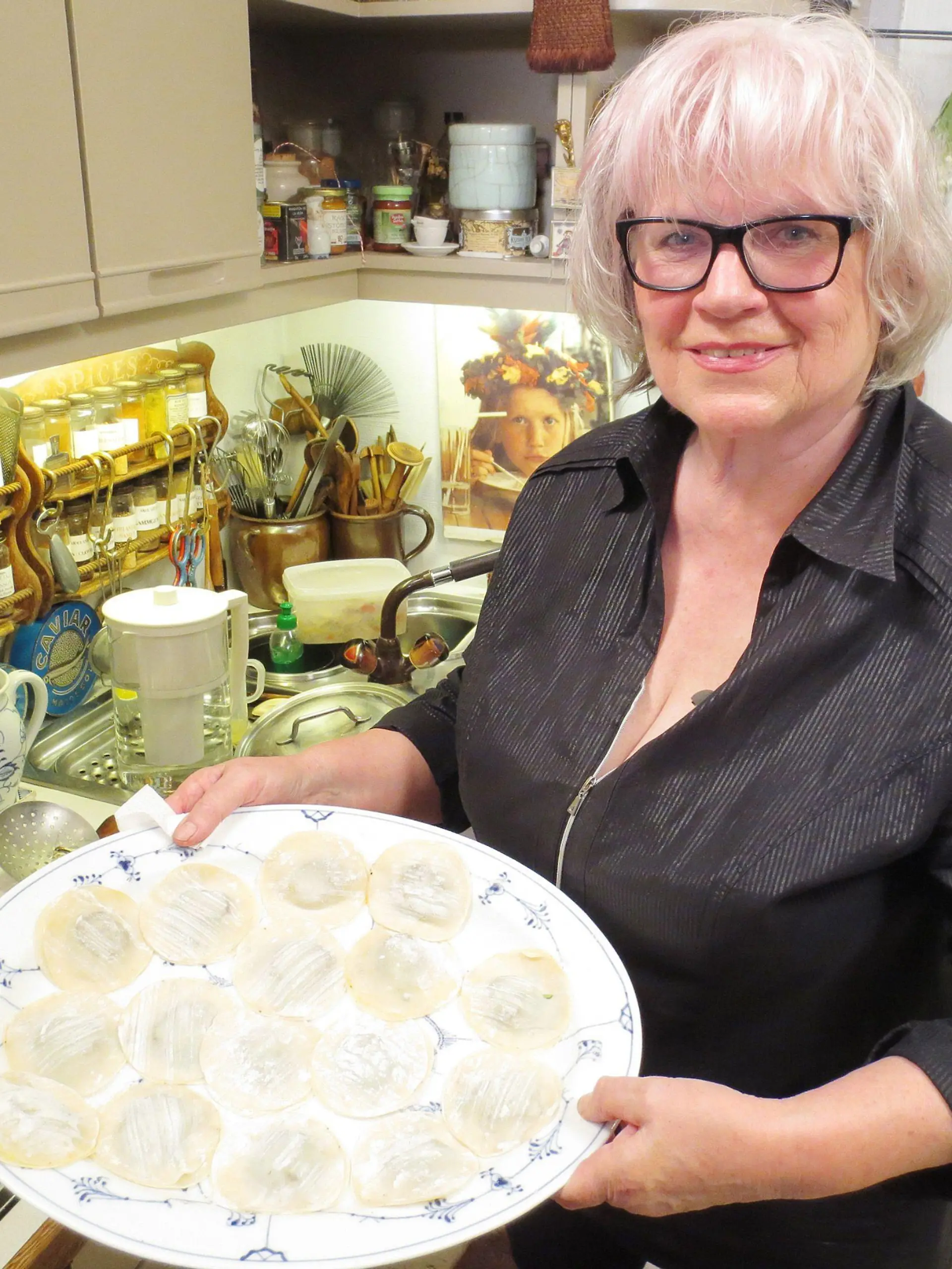 Tag 4: Gastgeberin Sabine (62) serviert als Vorspeise "Ravioli mit Boudin Noir auf Rahmsauerkraut, Echalotten und frischem Majoran".