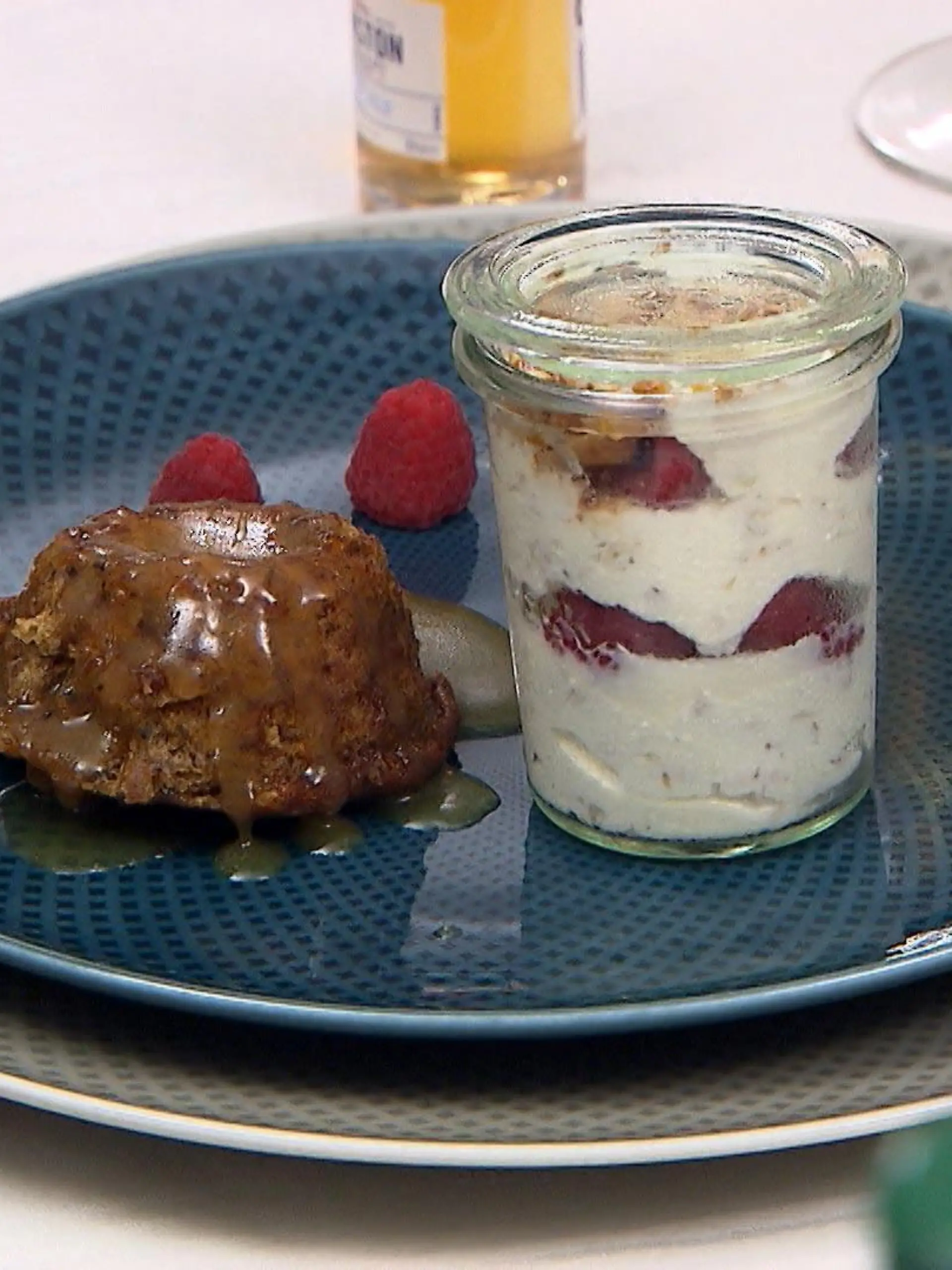 Toffee Pudding mit Karamell-Toffee-Soße und Himbeer-Cranachan