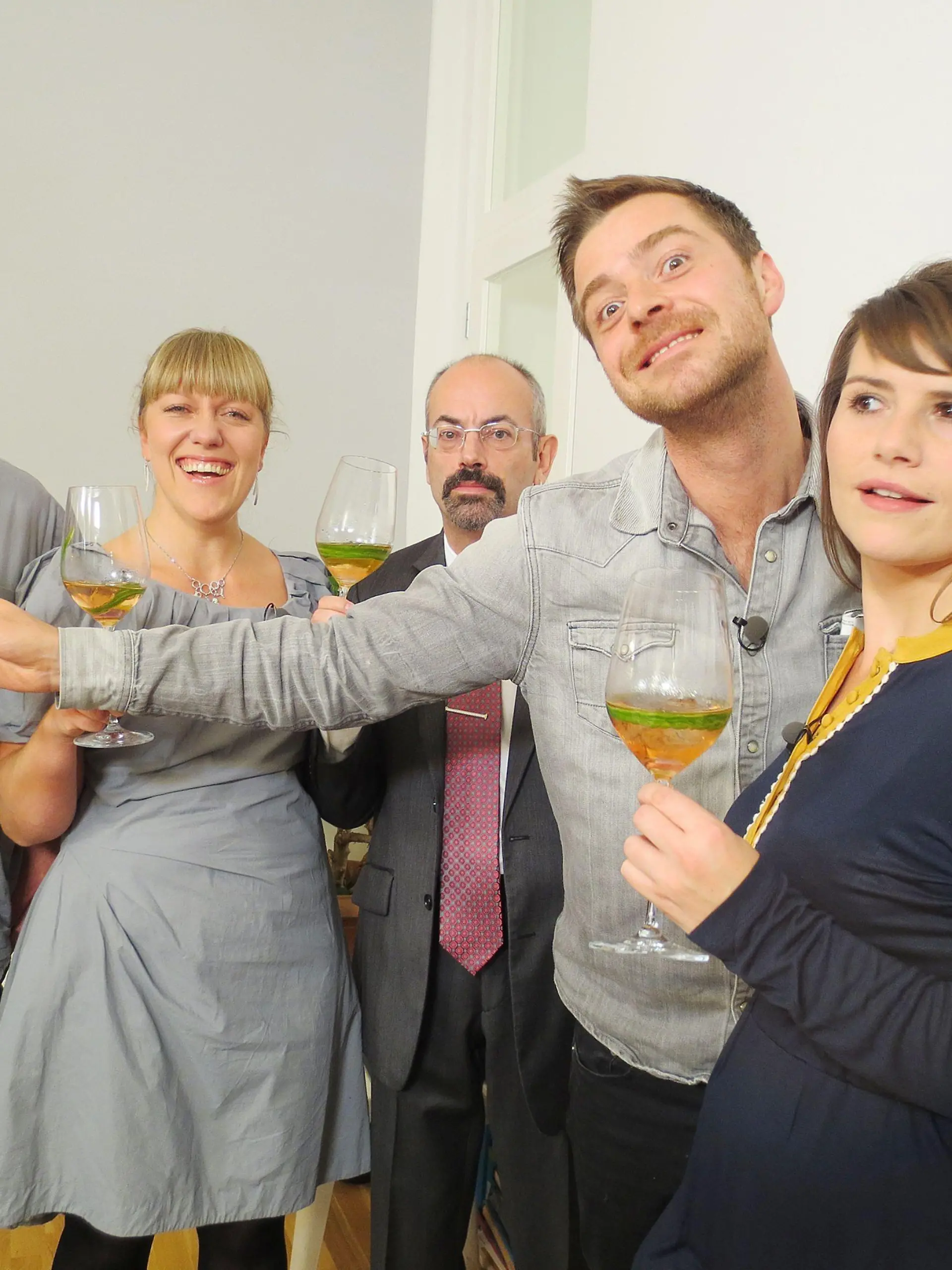 V.l.: Kris (51), Gastgeberin Esther (33), Roland (49), Sebastian (34) und Monique (29).