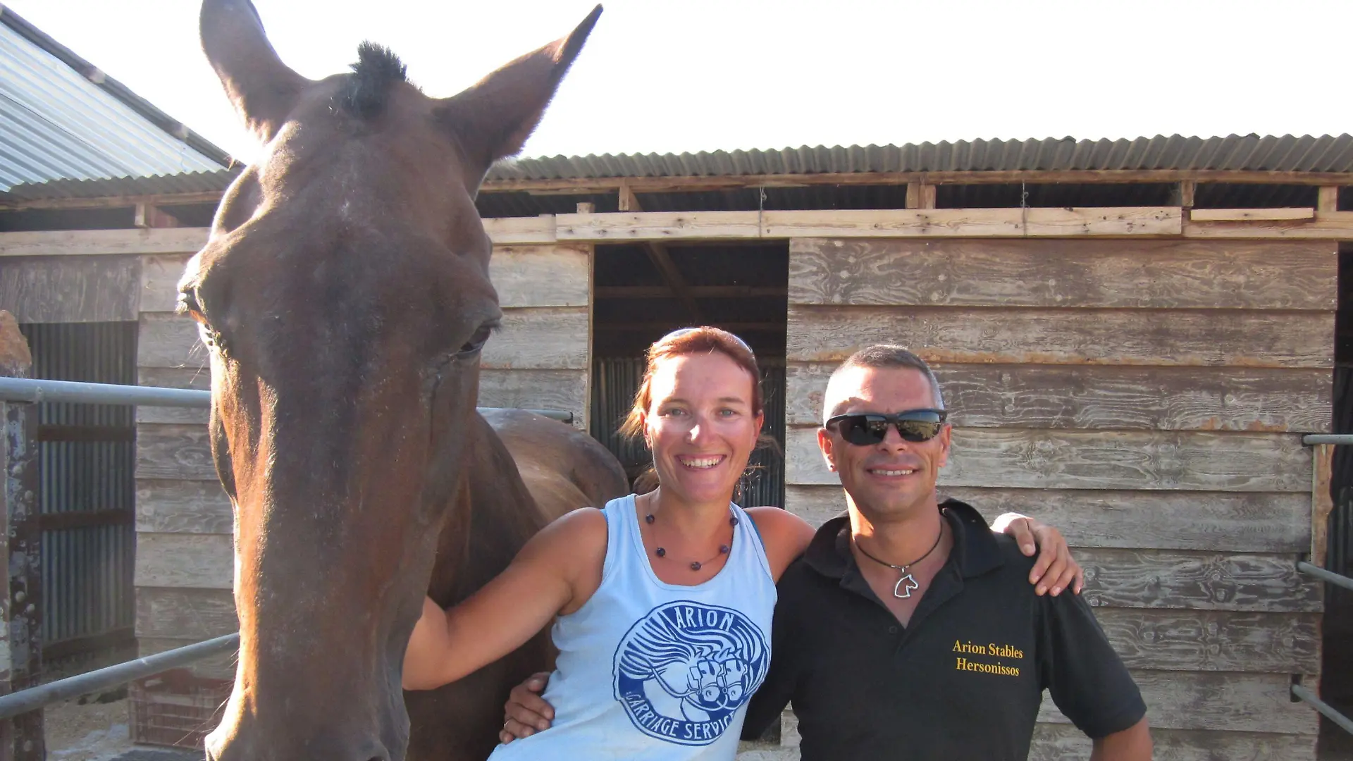 Seit zehn Jahren lebt die Auswanderin Zara Kosanke auf Kreta. Gemeinsam mit ihrem griechischen Ehemann Georgios hat sie sich eine Tierfarm mit eigener Taverne aufgebaut. Doch seit der Krise bleiben die Gäste aus. Das Paar hat mehr Ausgaben als Einnahmen.