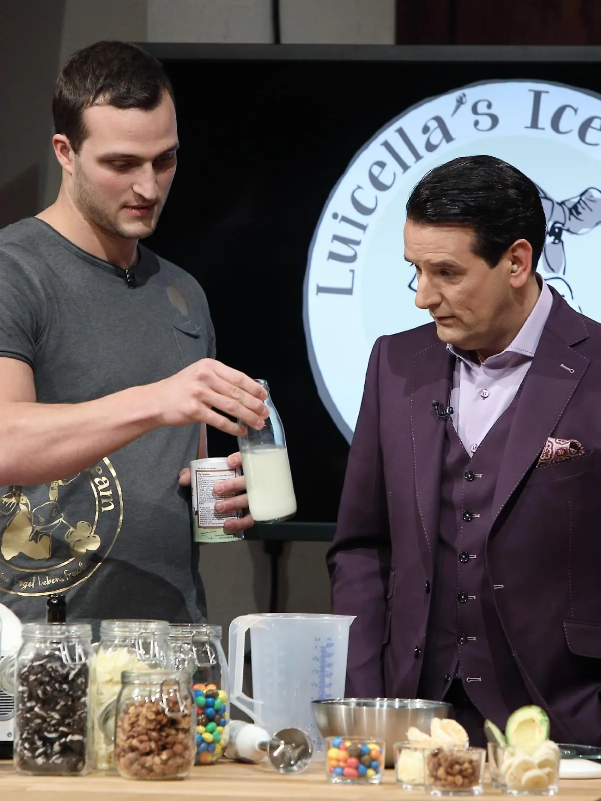 Markus Deibler (l.) zeigt Ralf Dümmel die Einzelheiten der Produktreihe "Luicella's Ice Cream".
