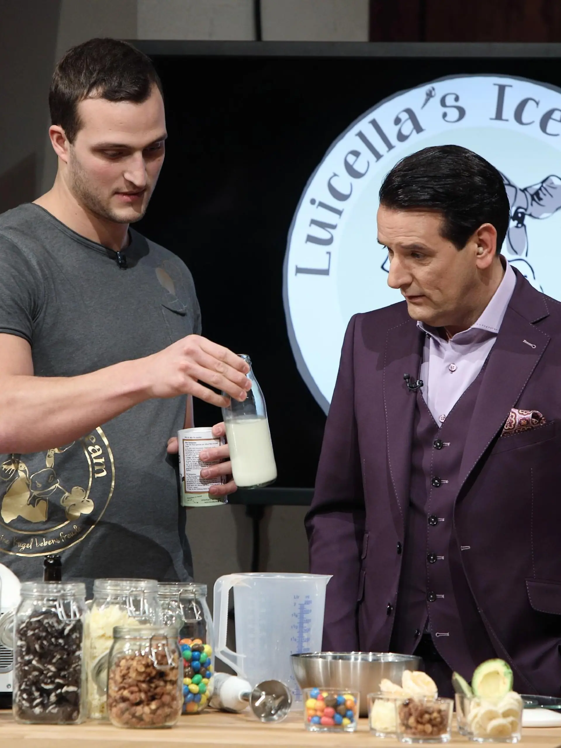 Markus Deibler (l.) zeigt Ralf Dümmel die Einzelheiten der Produktreihe "Luicella's Ice Cream".
