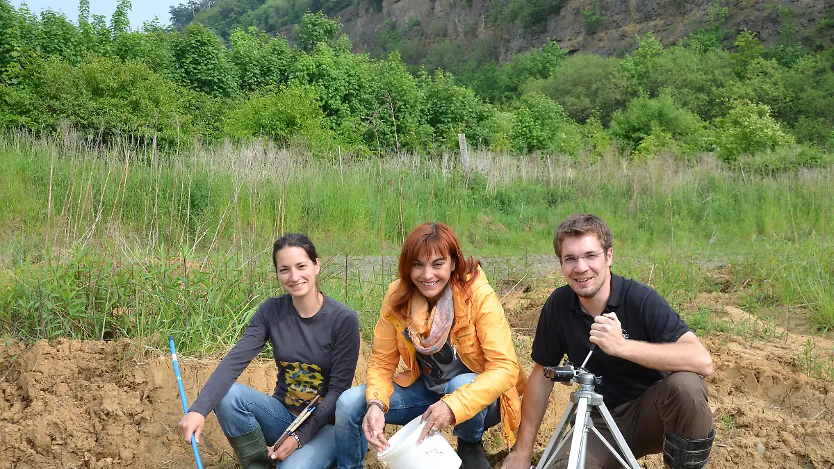 hundkatzemaus-Moderatorin Diana Eichhorn mit Christian Höppner und Ilona Jentschke vom NABU beim Auswildern von Gelbbauchunken