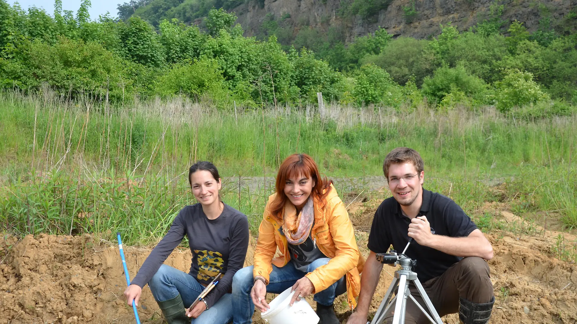 hundkatzemaus-Moderatorin Diana Eichhorn mit Christian Höppner und Ilona Jentschke vom NABU beim Auswildern von Gelbbauchunken