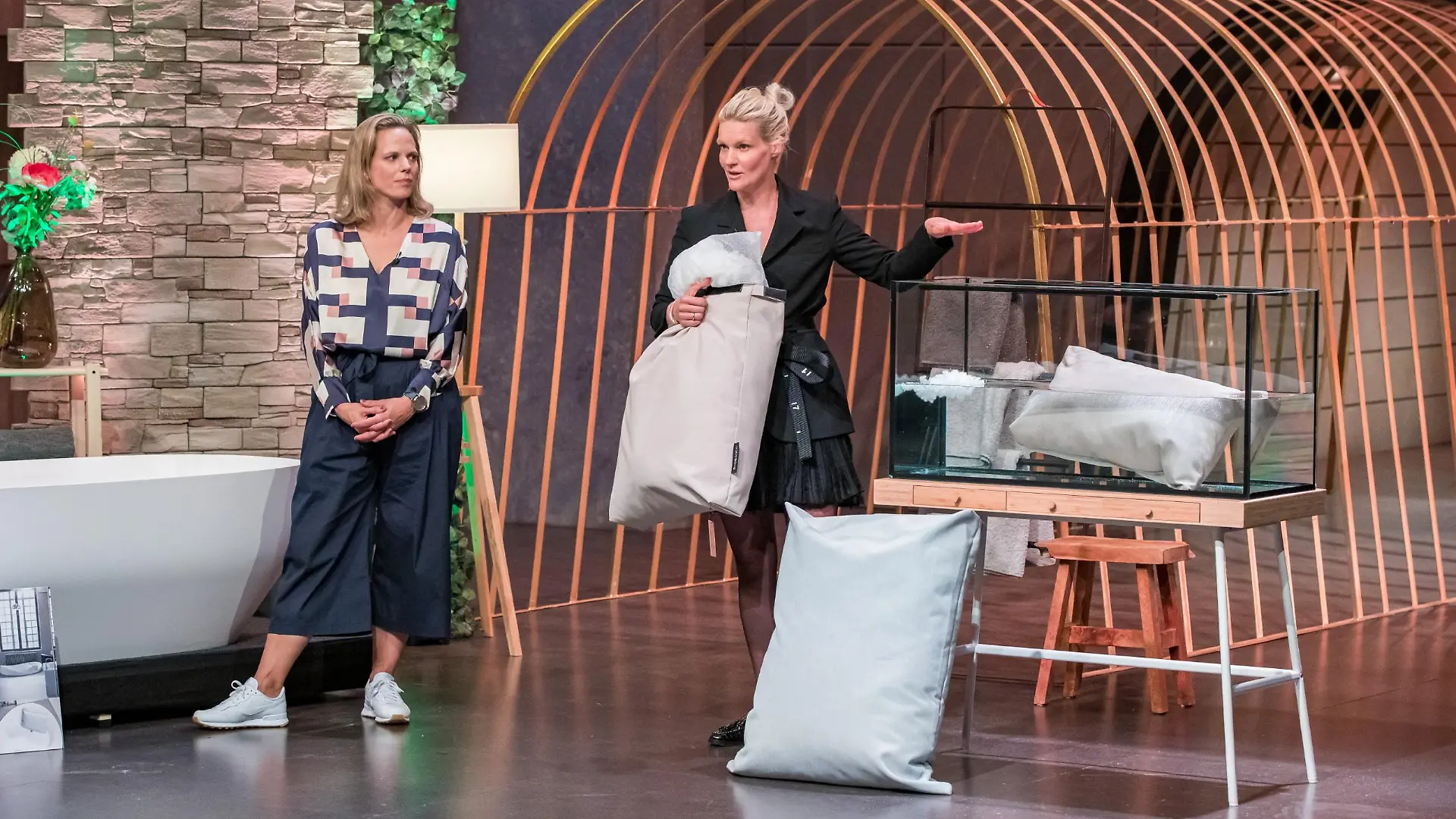 Annika Götz (r.) und Natalie Steger aus Köln präsentieren mit _Badesofa" das innovative Badewannenkissen. Sie erhoffen sich ein Investment von 150.000 Euro für 15 Prozent der Anteile an ihrem Unternehmen. Die Verwendung des sendungsbezogenen Materials ist nur mit dem Hinweis und Verlinkung auf TVNOW gestattet.