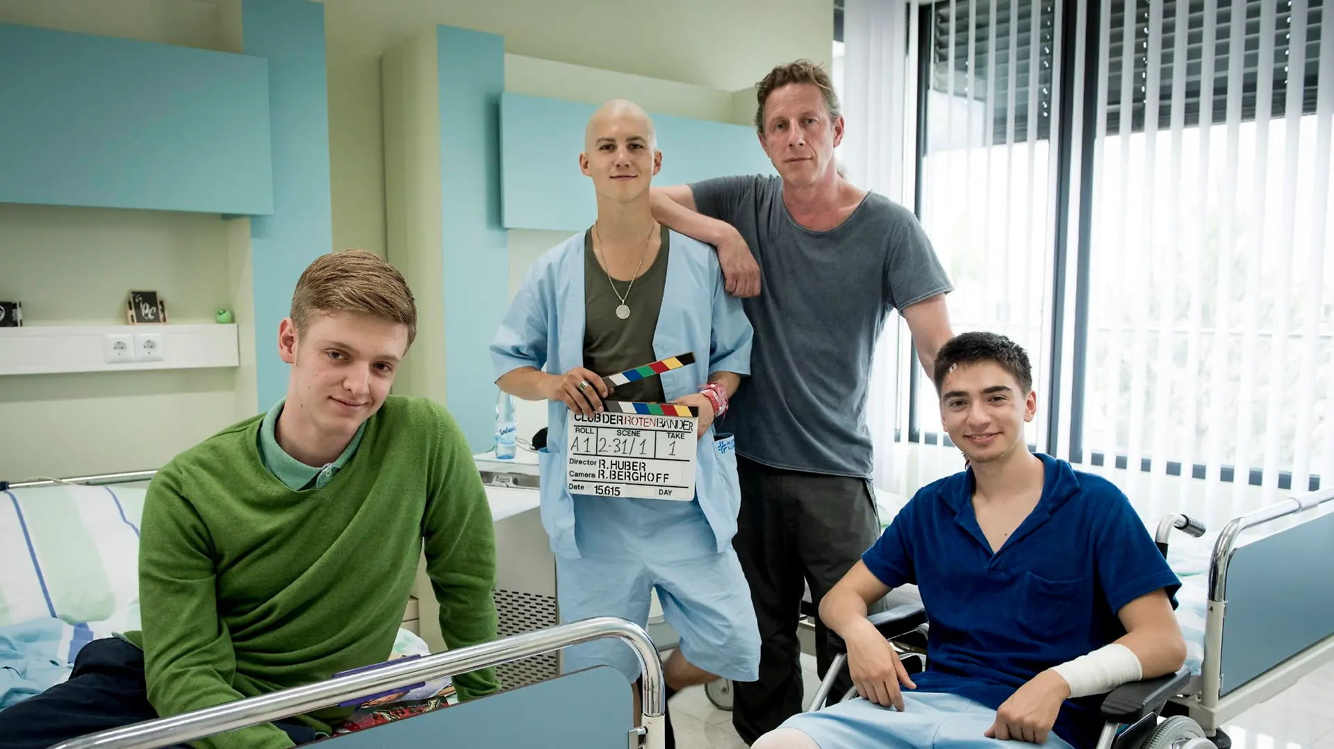 V.l.: Alex Breidtbach (Timur Bartels), Leo Roland (Tim Oliver Schultz), Regisseur Richard Huber und Toni Vogel (Ivo Kortlang)