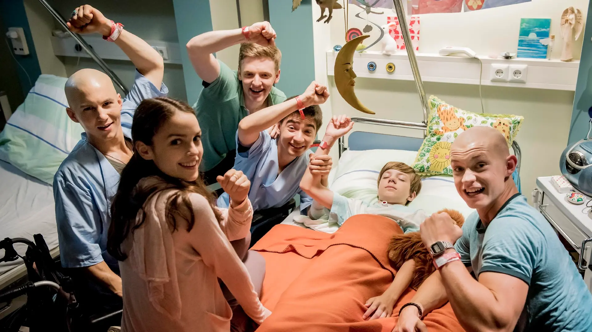 v.l.: Leo Roland (Tim Oliver Schultz), Emma Wolfshagen (Luise Befort), Alex Breidtbach (Timur Bartels), Toni Vogel (Ivo Kortlang), Hugo Krüger (Nick Julius Schuck), Jonas Till Neumann (Damian Hardung)