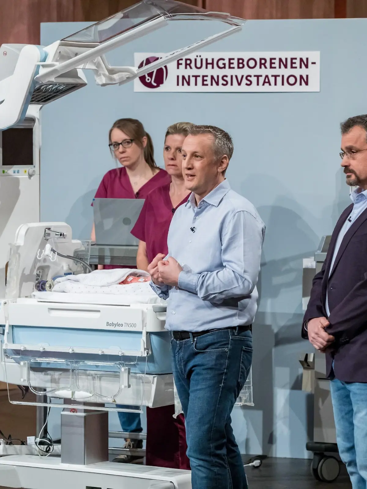 Dr. Jens Schwindt (l.) und Mag. Michael Hoffmann präsentieren mit "Sim Characters" den medizinischen Frühgeborenensimulator "Paul". Sie erhoffen sich ein Investment von 1 Million Euro für 10 Prozent der Anteile an ihrem Unternehmen.