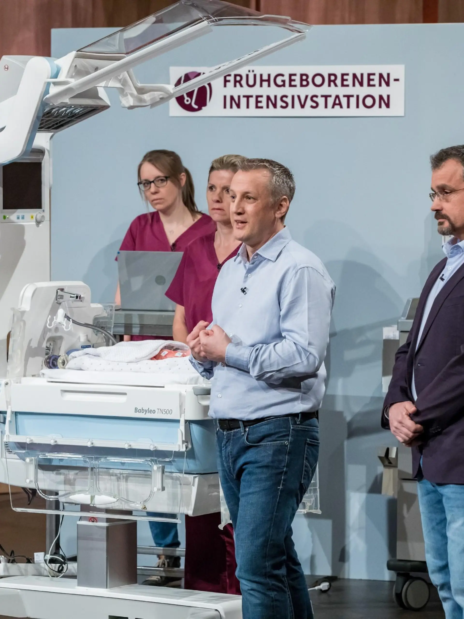 Dr. Jens Schwindt (l.) und Mag. Michael Hoffmann präsentieren mit "Sim Characters" den medizinischen Frühgeborenensimulator "Paul". Sie erhoffen sich ein Investment von 1 Million Euro für 10 Prozent der Anteile an ihrem Unternehmen.