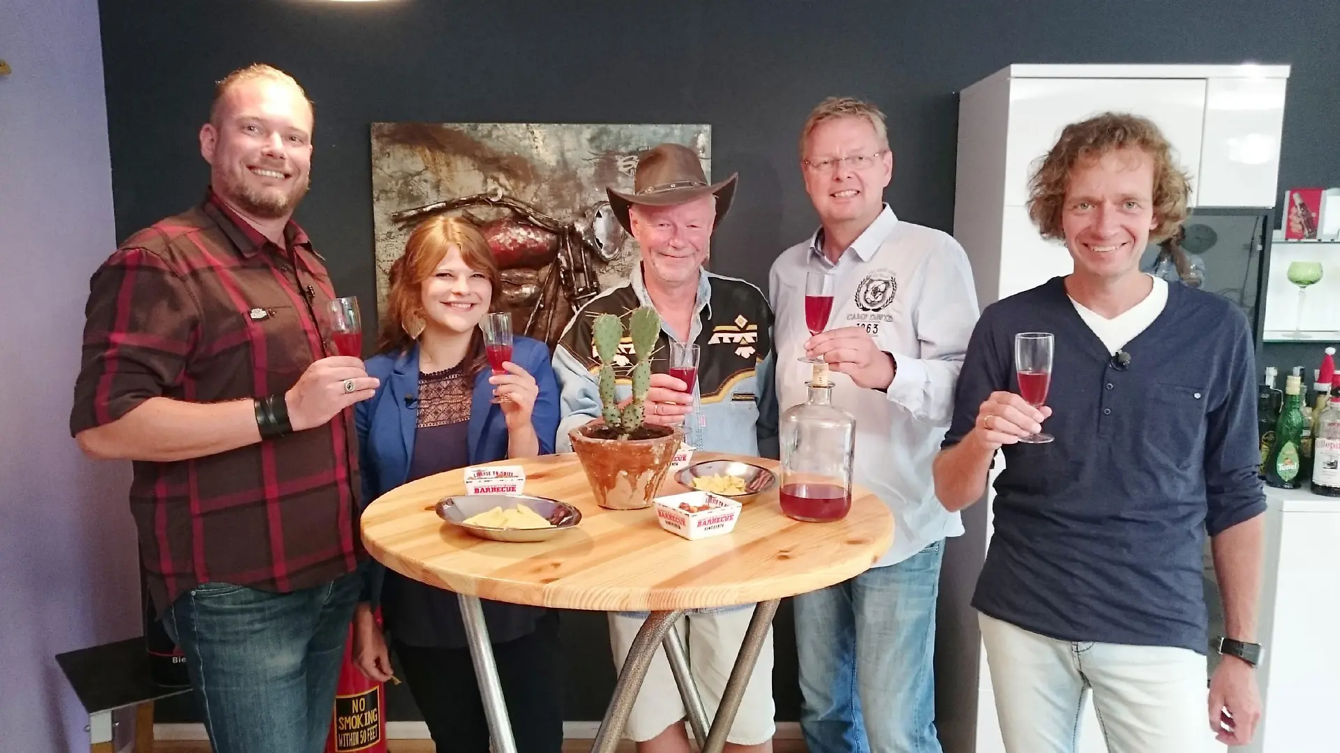 Gastgeber Dieter (M.) aus Langenfeld läd am Mittwoch zum "Westernstyle" Grillen. V.l.: Jens, Michelle, Gastgeber Dieter, Joachim und Stephan