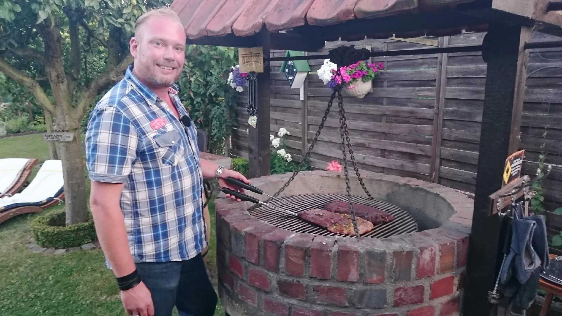 Gastgeber Jens stand schon als Kind am Grill und kann am ersten Tag der Woche seine Grillkünste beweisen.