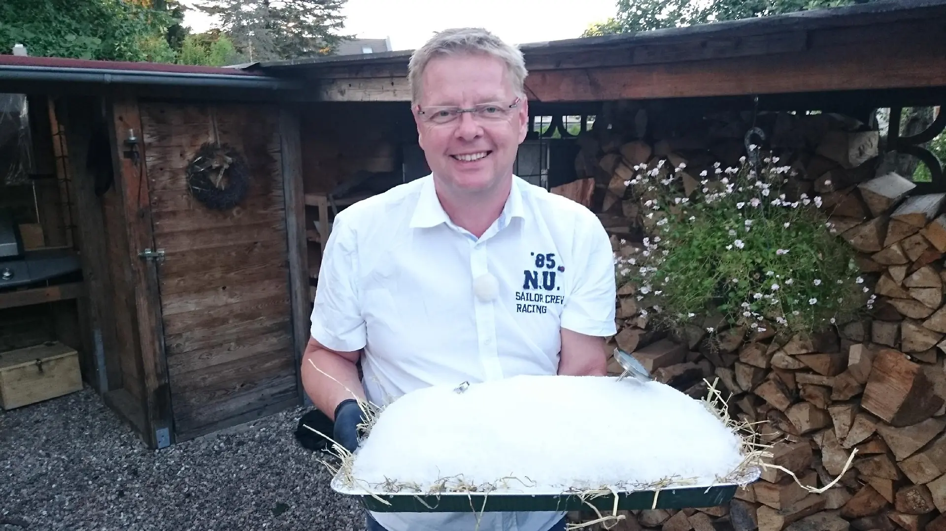 Gastgeber Joachim aus Mönchengladbach versteckt seine Hauptspeise unter einer Salzkruste.