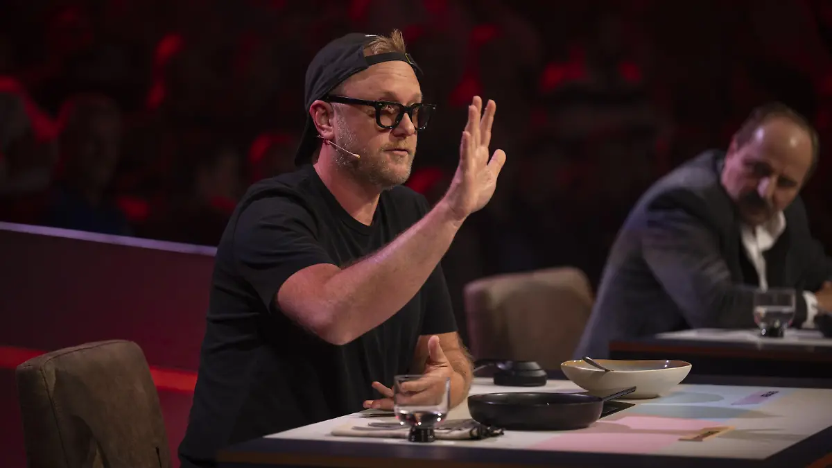 Max Strohe (l.), Johann Lafer
+++ Die Verwendung des sendungsbezogenen Materials ist nur mit dem Hinweis und Verlinkung auf RTL+ gestattet. +++