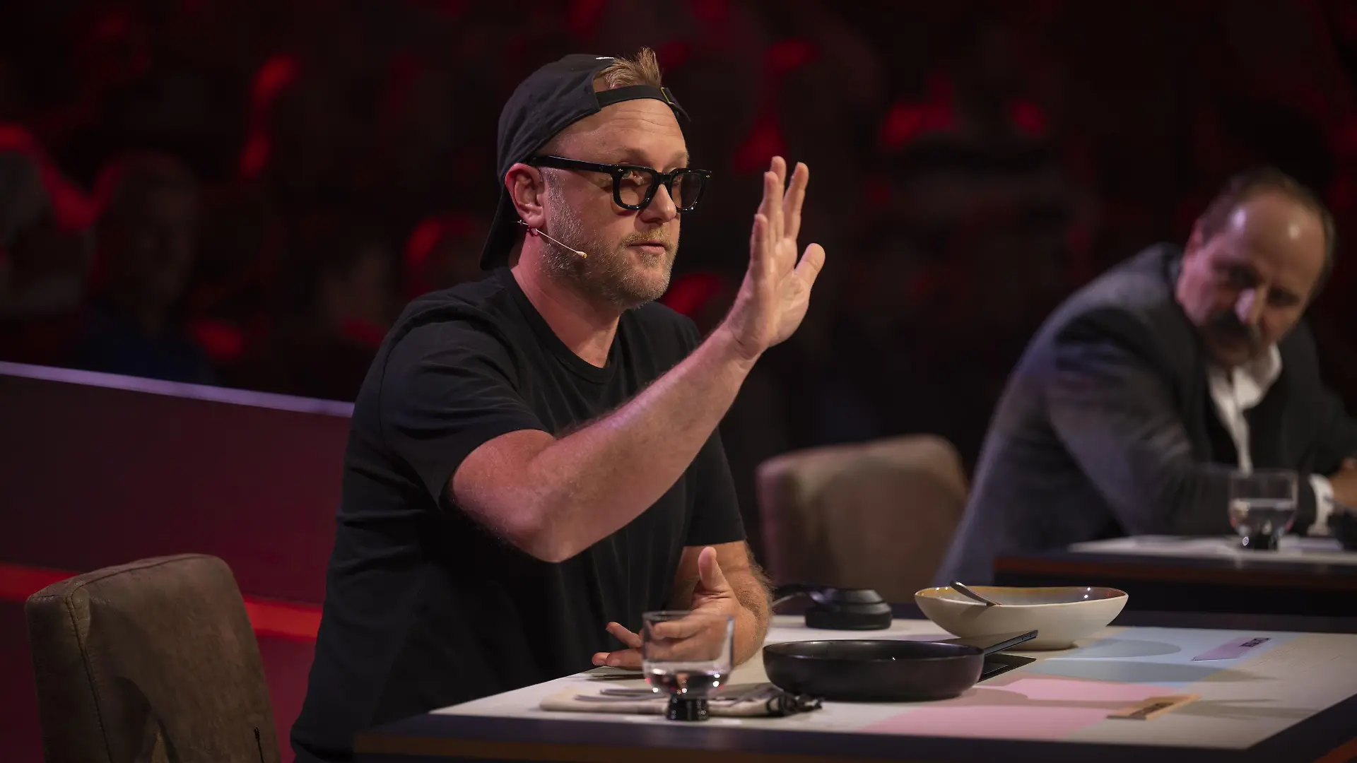 Max Strohe (l.), Johann Lafer

+++ Die Verwendung des sendungsbezogenen Materials ist nur mit dem Hinweis und Verlinkung auf RTL+ gestattet. +++