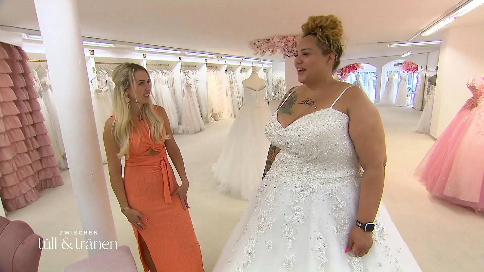 Zur Sicherheit lässt Expertin Janina Gourie die Braut auch noch ein weißes Kleid anziehen