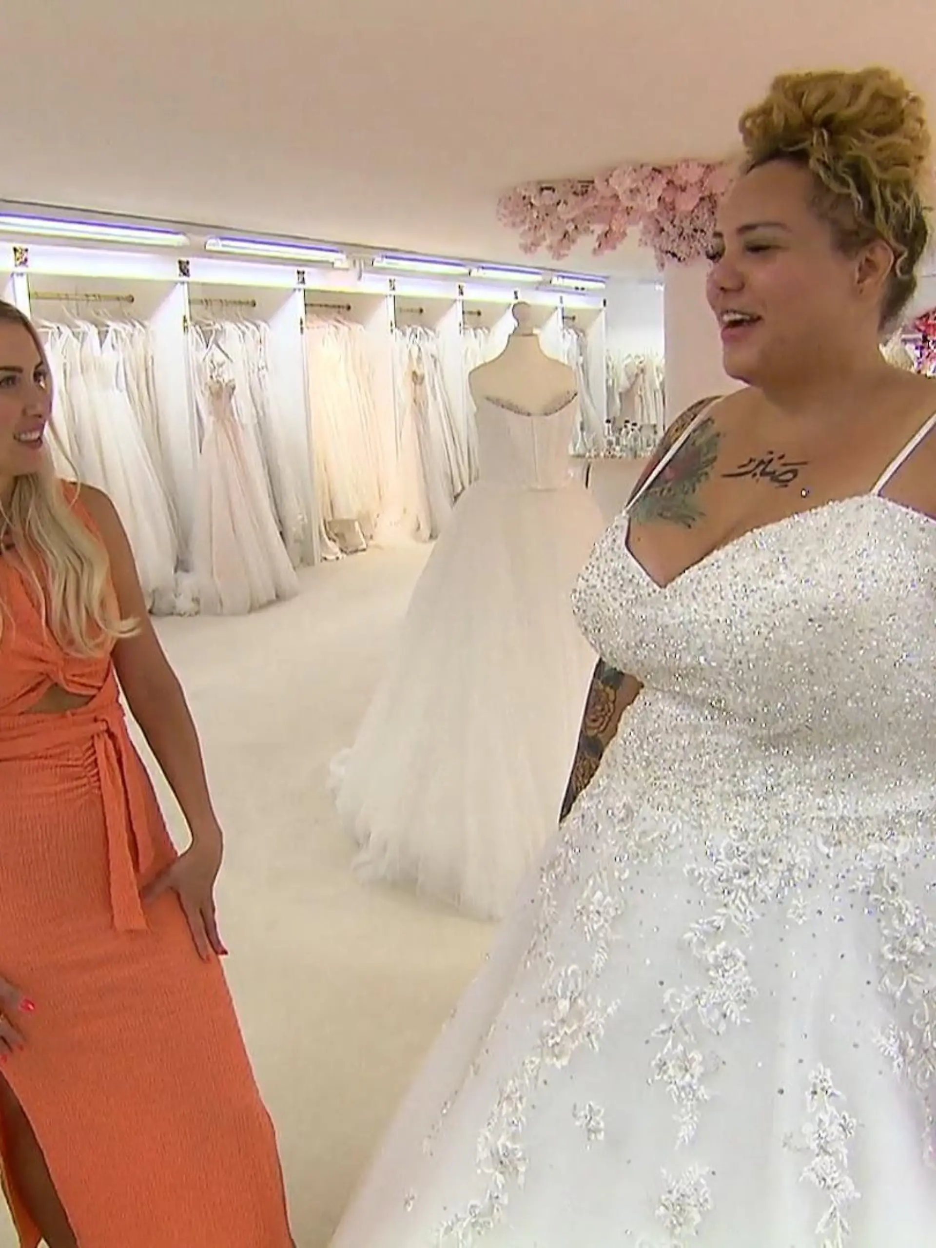 Zur Sicherheit lässt Expertin Janina Gourie die Braut auch noch ein weißes Kleid anziehen