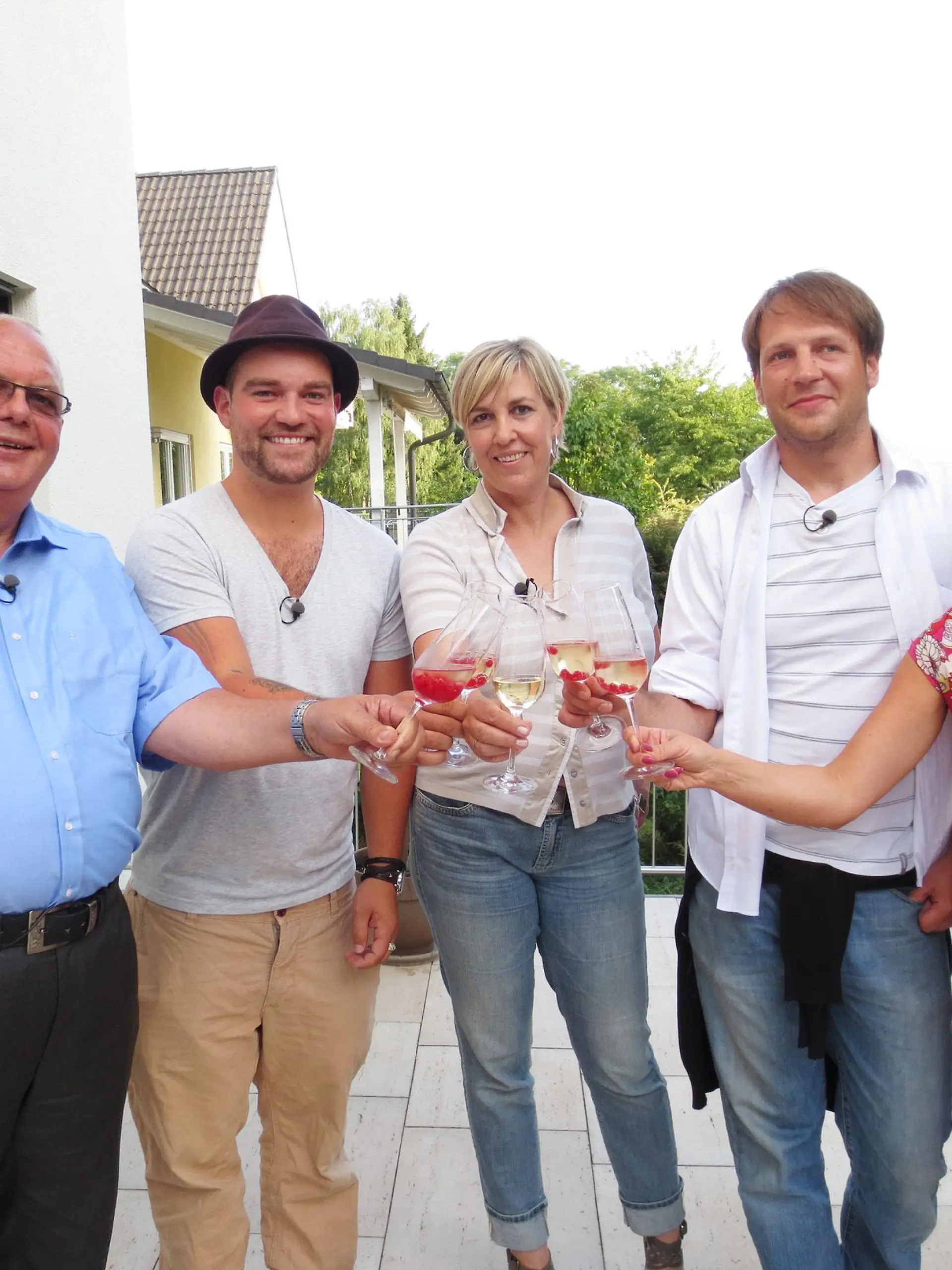 Mit großer Spannung beginnt der erste Abend der "Undercover-Koch" Dinner Woche: Mit dabei sind (v.l.) Heinz (60), Dominic (28), Katrin (48), Rocco (34) und Gastgeberin Silke (41).
