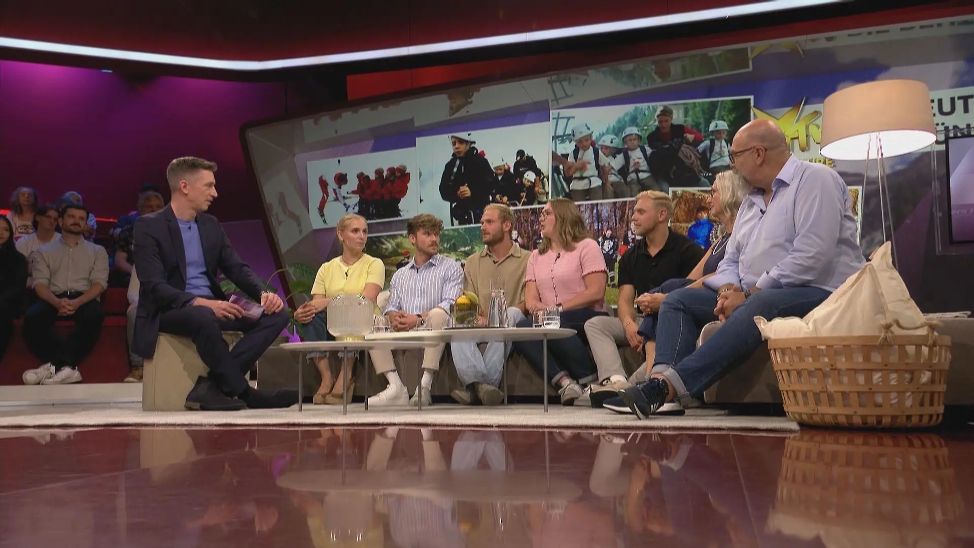 Familie Beutelspacher zu Gast bei Steffen Hallaschka (l.) in "stern TV".

+++ Die Verwendung des sendungsbezogenen Materials ist nur mit dem Hinweis und Verlinkung auf RTL+ gestattet. +++