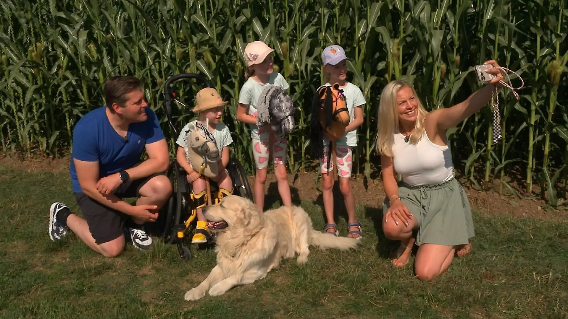 Familie Bidinger stellt sich mit ihren Drillingen, von denen eines ein Handicap hat, couragiert jeder neuen Herausforderung. 

+++ Die Verwendung des sendungsbezogenen Materials ist nur mit dem Hinweis und Verlinkung auf RTL+ gestattet. +++