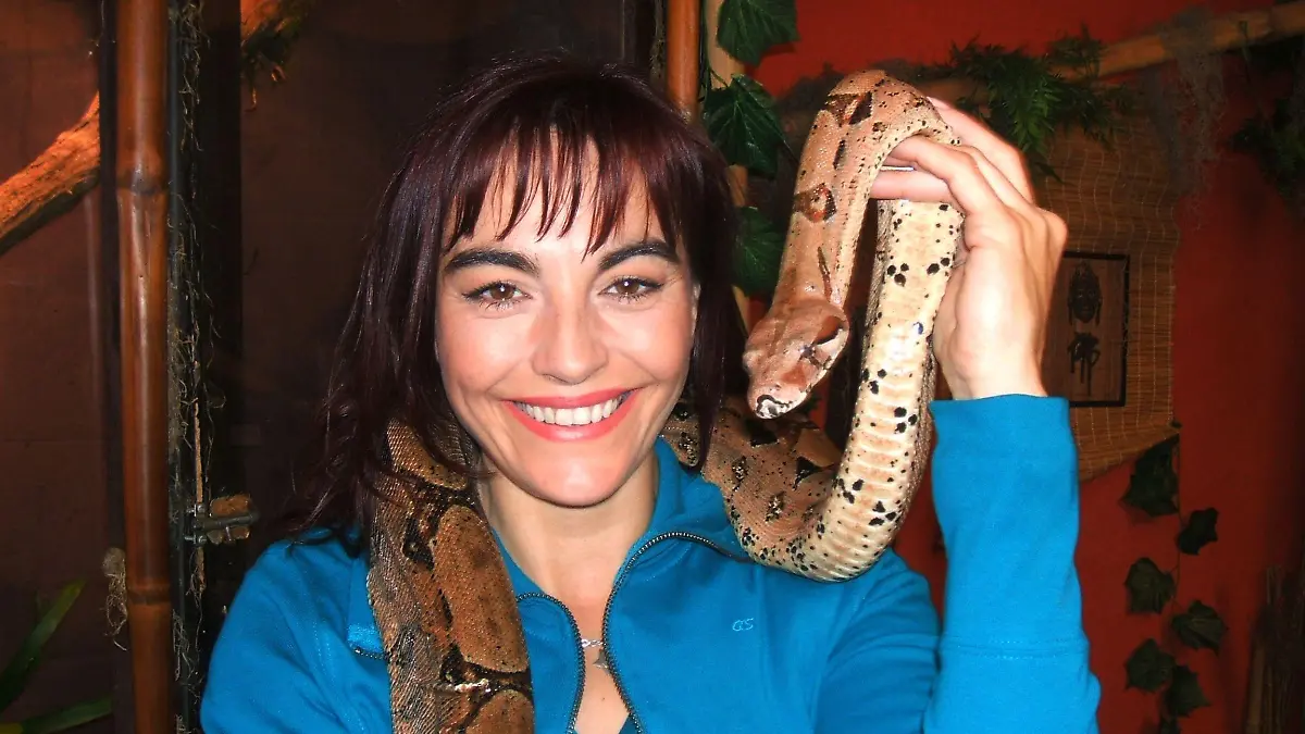 hundkatzemaus-Reporterin Diana Eichhorn lernt bei einem Experten aus Mühlheim den richtigen Umgang mit Giftschlangen.