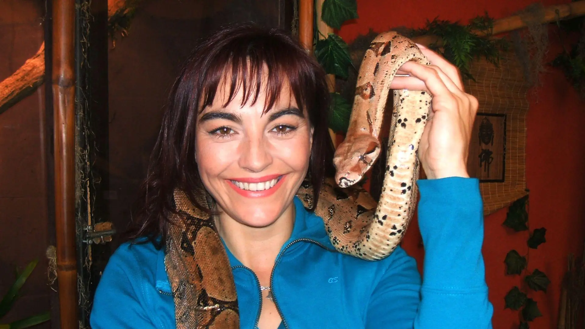 hundkatzemaus-Reporterin Diana Eichhorn lernt bei einem Experten aus Mühlheim den richtigen Umgang mit Giftschlangen.