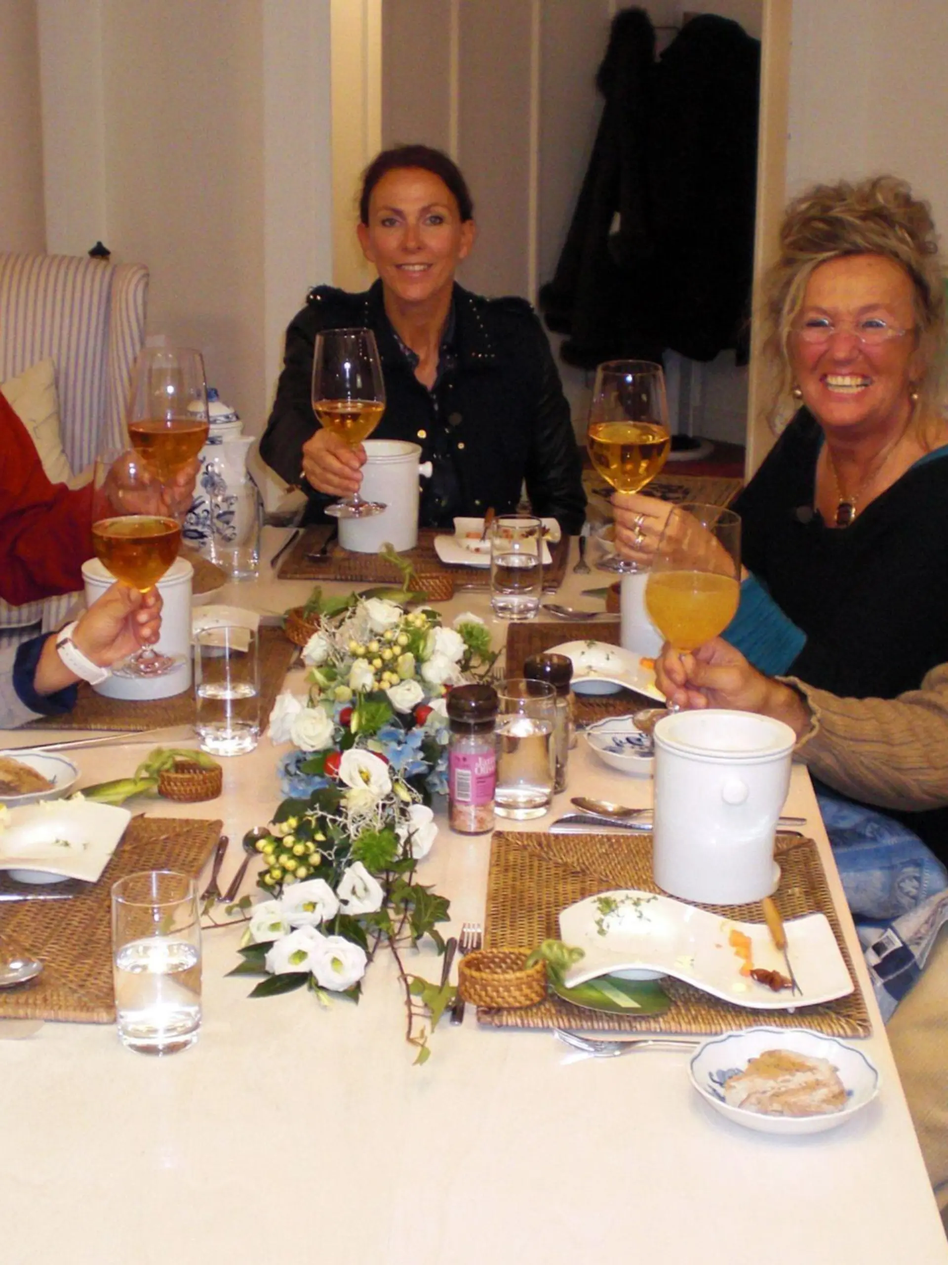Illustre Dinner-Runde auf Sylt (v.l.): Carina (21), Heinz Georg (64), Gastgeberin Kerstin (47), Anna (53) und Ali-Reza (37).