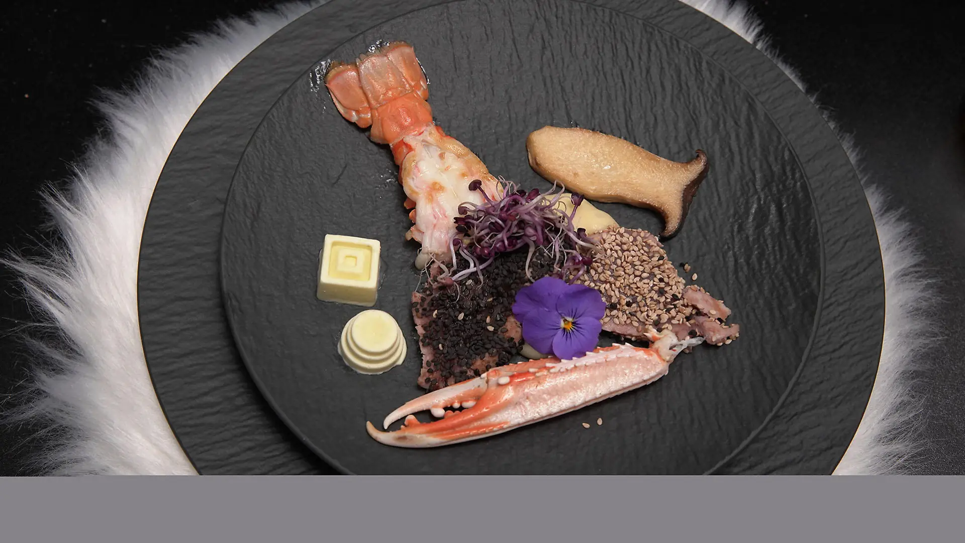 Hummer und Thunfisch auf Kartoffelbett mit Kräuterseitlingen