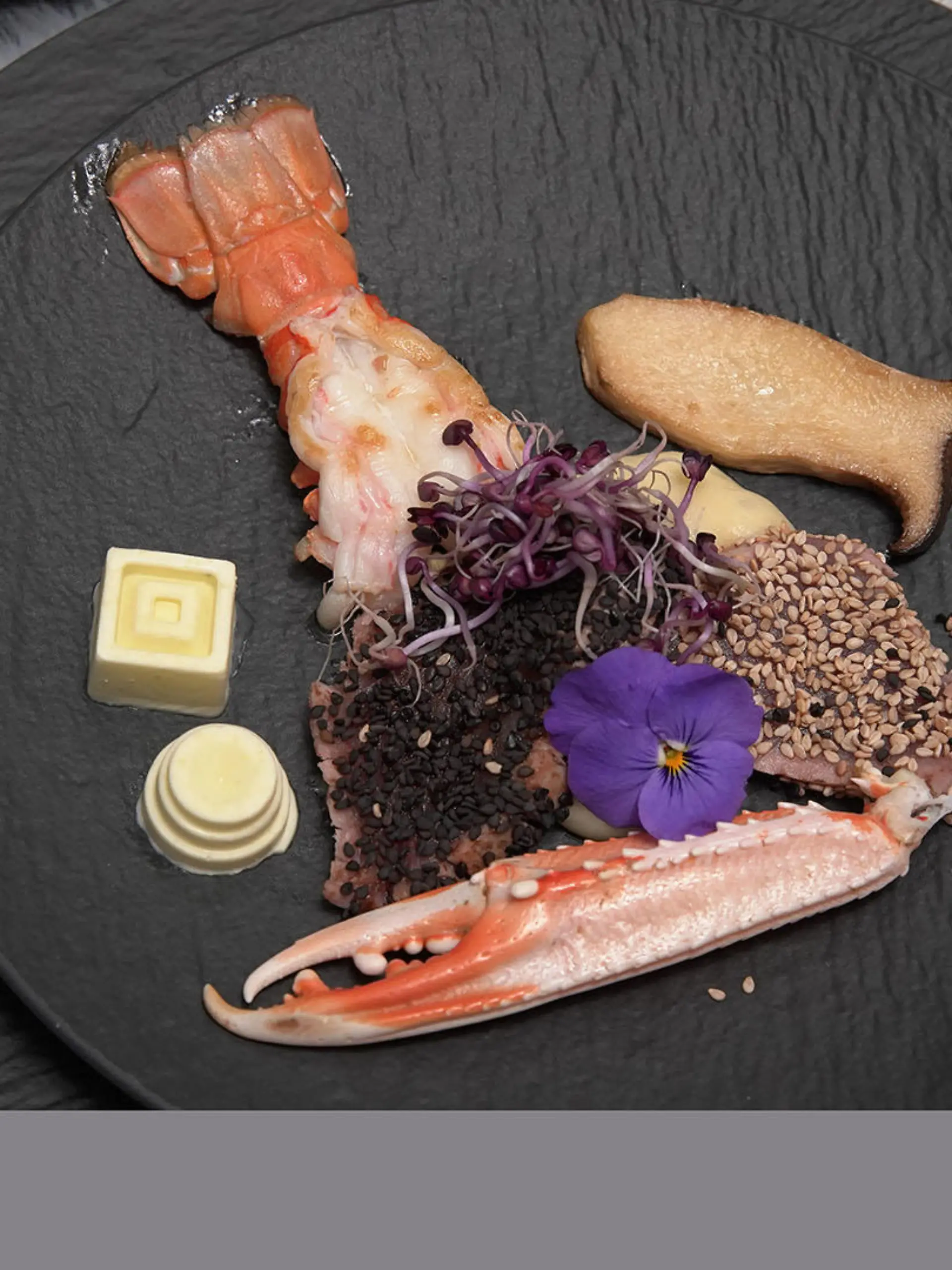 Hummer und Thunfisch auf Kartoffelbett mit Kräuterseitlingen