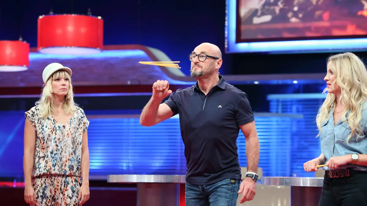 Makkaroni-Catch: Jochen Schweizer zeigt Mieze Katz (l.) und Evelyn Weigert wie es geht!