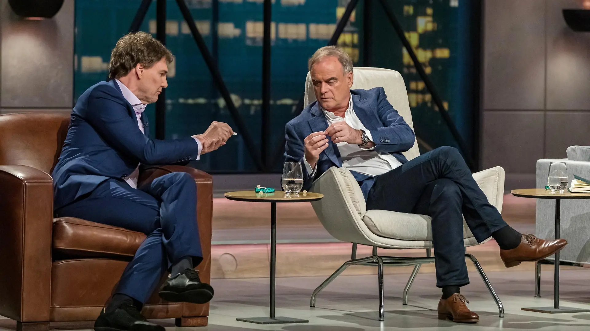 Die Investoren Carsten Maschmeyer (l.) Dr. Georg Kofler nehmen das plastikfreie Kaugummi von "Forest Gum" genau unter die Lupe. Die Verwendung des sendungsbezogenen Materials ist nur mit dem Hinweis und Verlinkung auf TVNOW gestattet.