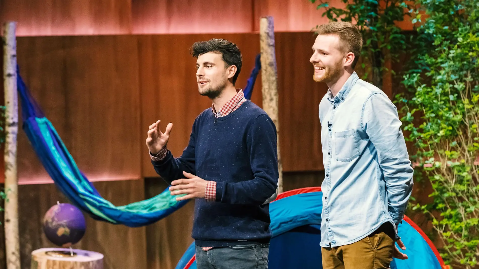 Johannes Lutz (r.) und Christoph Lung aus Stuttgart präsentieren mit "Duschbrocken" festes Shampoo und Duschgel in Einem. Sie erhoffen sich ein Investment von 250.000 Euro für 10 Prozent der Anteile an ihrem Unternehmen.
