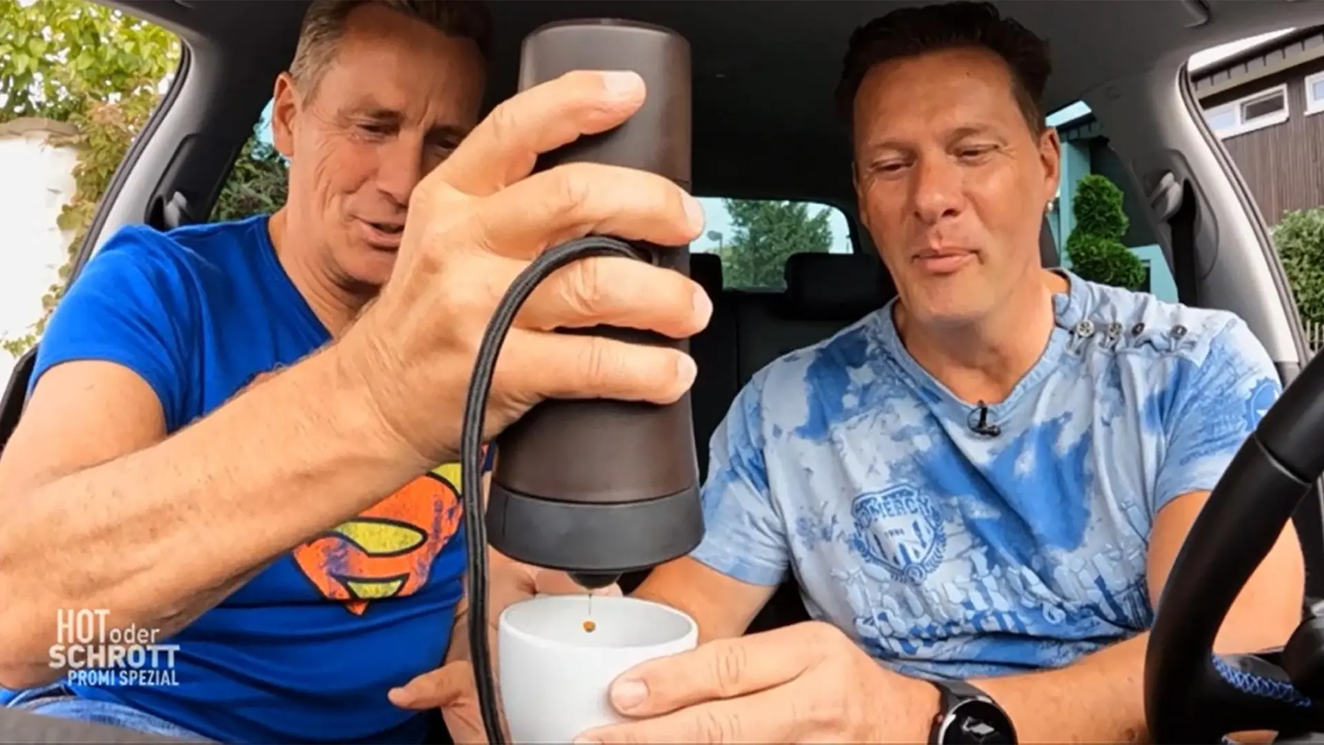 Jürgen Milski (l.) und Peter Milski testen den "Handcoffee Auto".
+++ Die Verwendung des sendungsbezogenen Materials ist nur mit dem Hinweis und Verlinkung auf RTL+ gestattet. +++