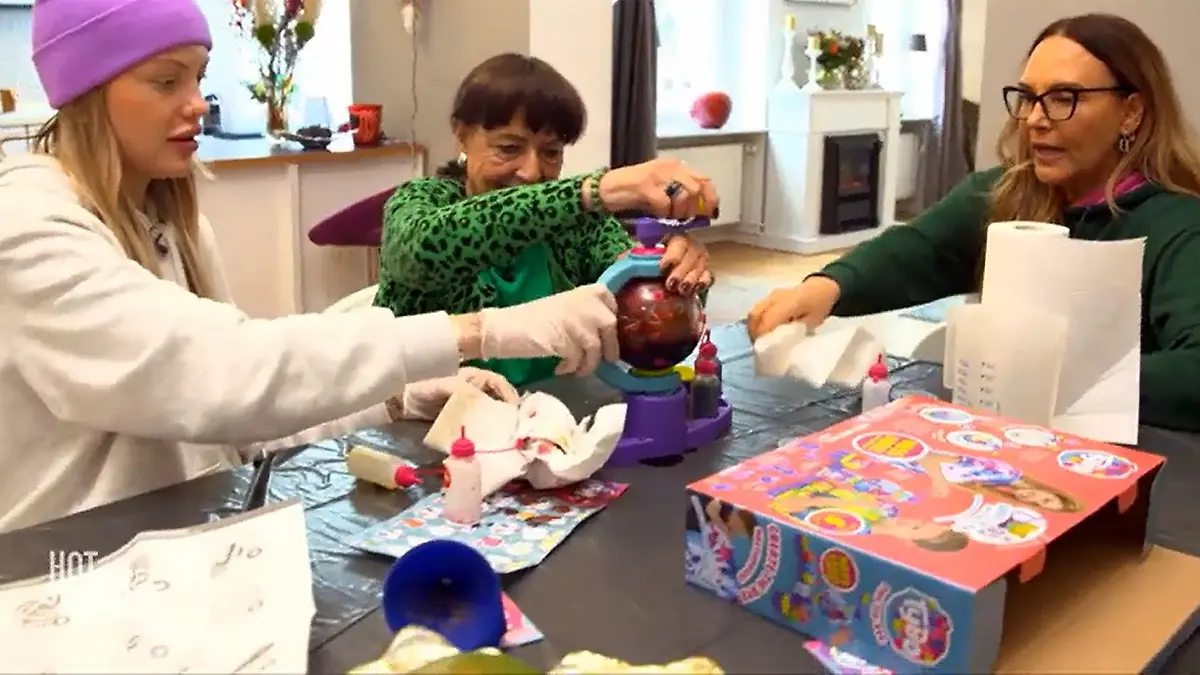 Cheyenne Ochsenknecht (l.), Bärbel Wierichs und Natascha Ochsenknecht (r.) testen den "TYBO Tidy Tie-Dye".
+++ Die Verwendung des sendungsbezogenen Materials ist nur mit dem Hinweis und Verlinkung auf RTL+ gestattet. +++