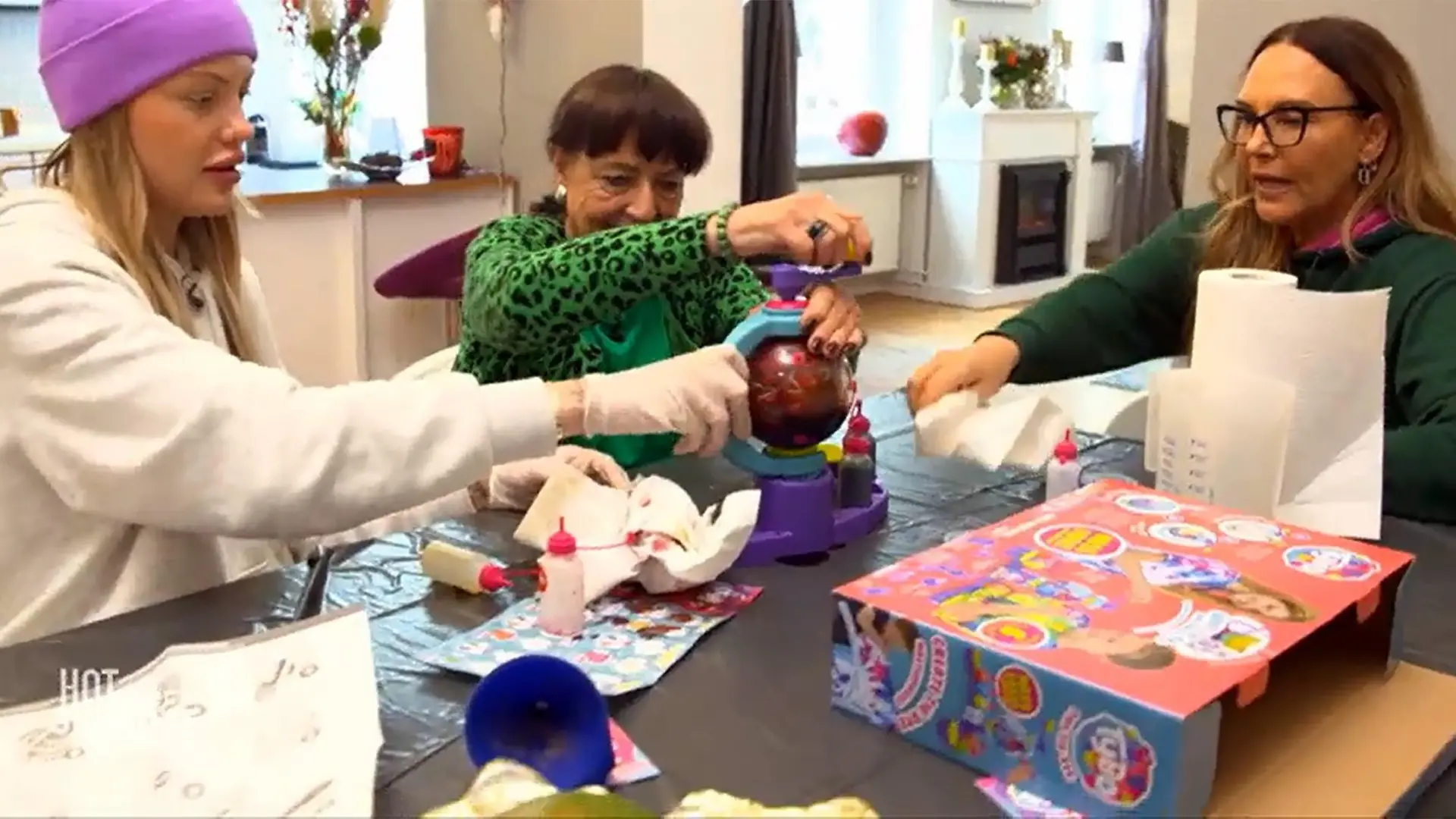 Cheyenne Ochsenknecht (l.), Bärbel Wierichs und Natascha Ochsenknecht (r.) testen den "TYBO Tidy Tie-Dye".
+++ Die Verwendung des sendungsbezogenen Materials ist nur mit dem Hinweis und Verlinkung auf RTL+ gestattet. +++