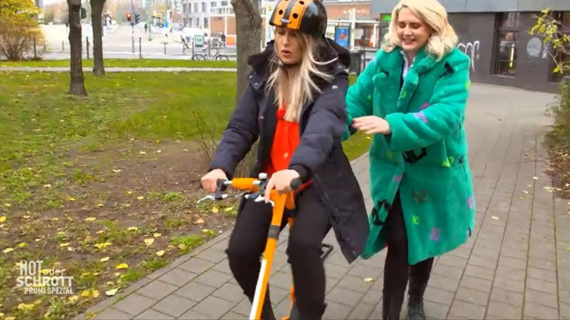Sarah Knappik (r.) und Lena Selimi testen den "Strida".
+++ Die Verwendung des sendungsbezogenen Materials ist nur mit dem Hinweis und Verlinkung auf RTL+ gestattet. +++