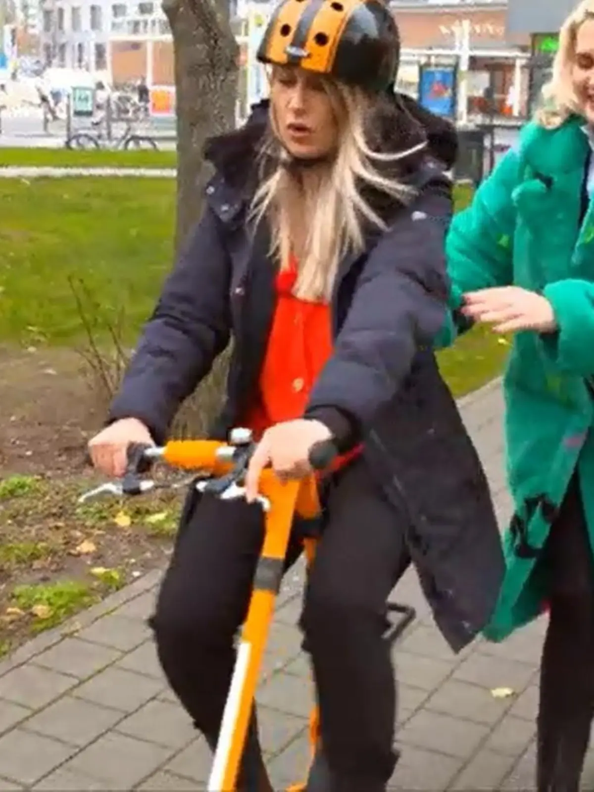 Sarah Knappik (r.) und Lena Selimi testen den "Strida".



+++ Die Verwendung des sendungsbezogenen Materials ist nur mit dem Hinweis und Verlinkung auf RTL+ gestattet. +++
