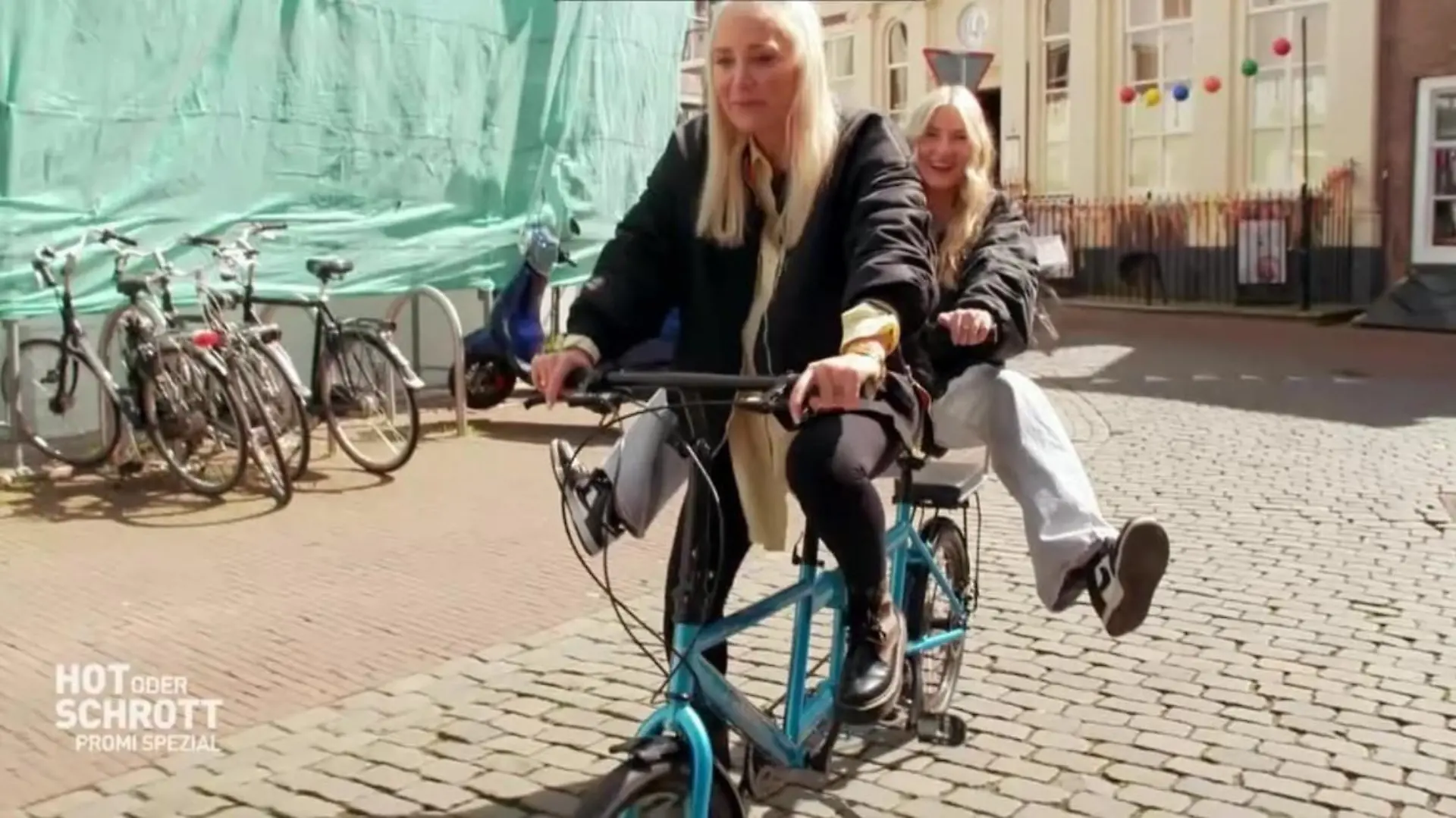Janine Kunze (l.) und Lola Budach
+++ Die Verwendung des sendungsbezogenen Materials ist nur mit dem Hinweis und Verlinkung auf RTL+ gestattet. +++