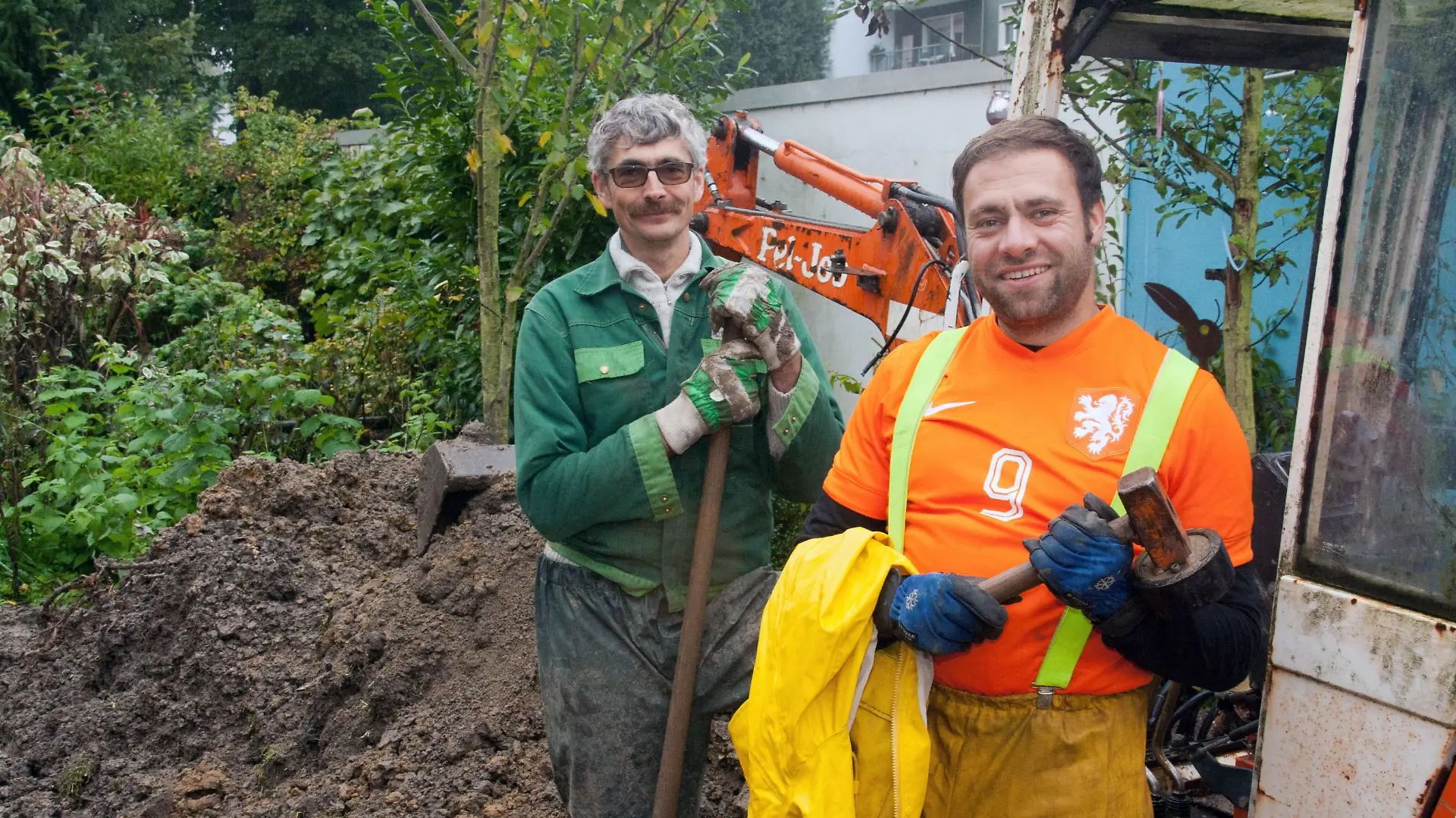 "Garten-Guru" Ralf Dammasch (l.) hilft Claus, dass der Garten wieder schön und vor allem pflegeleicht wird.