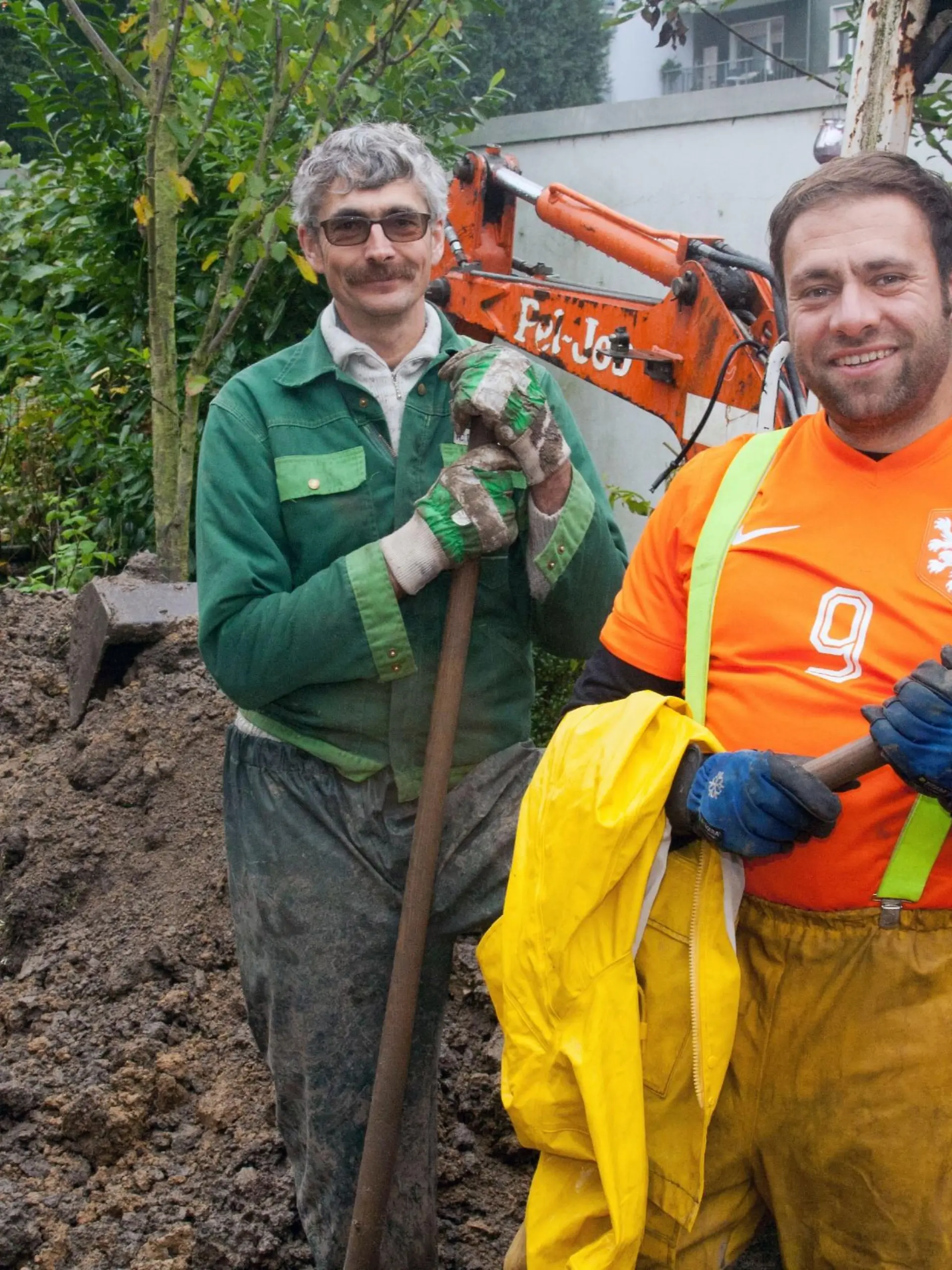 "Garten-Guru" Ralf Dammasch (l.) hilft Claus, dass der Garten wieder schön und vor allem pflegeleicht wird.