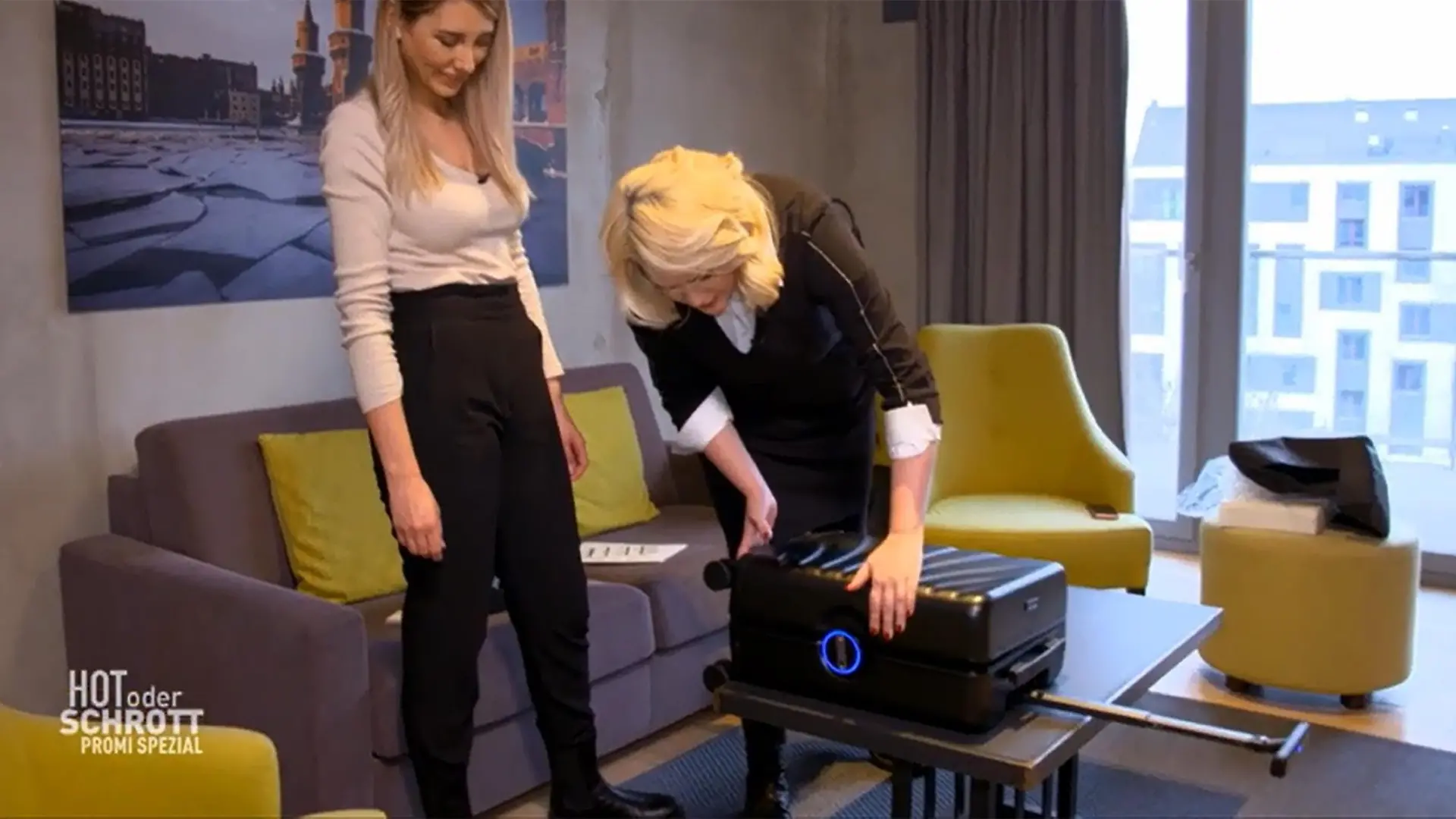 Sarah Knappik (r.) und Lena Selimi testen den "Cowarobot R1 Smarter Koffer".
+++ Die Verwendung des sendungsbezogenen Materials ist nur mit dem Hinweis und Verlinkung auf RTL+ gestattet. +++