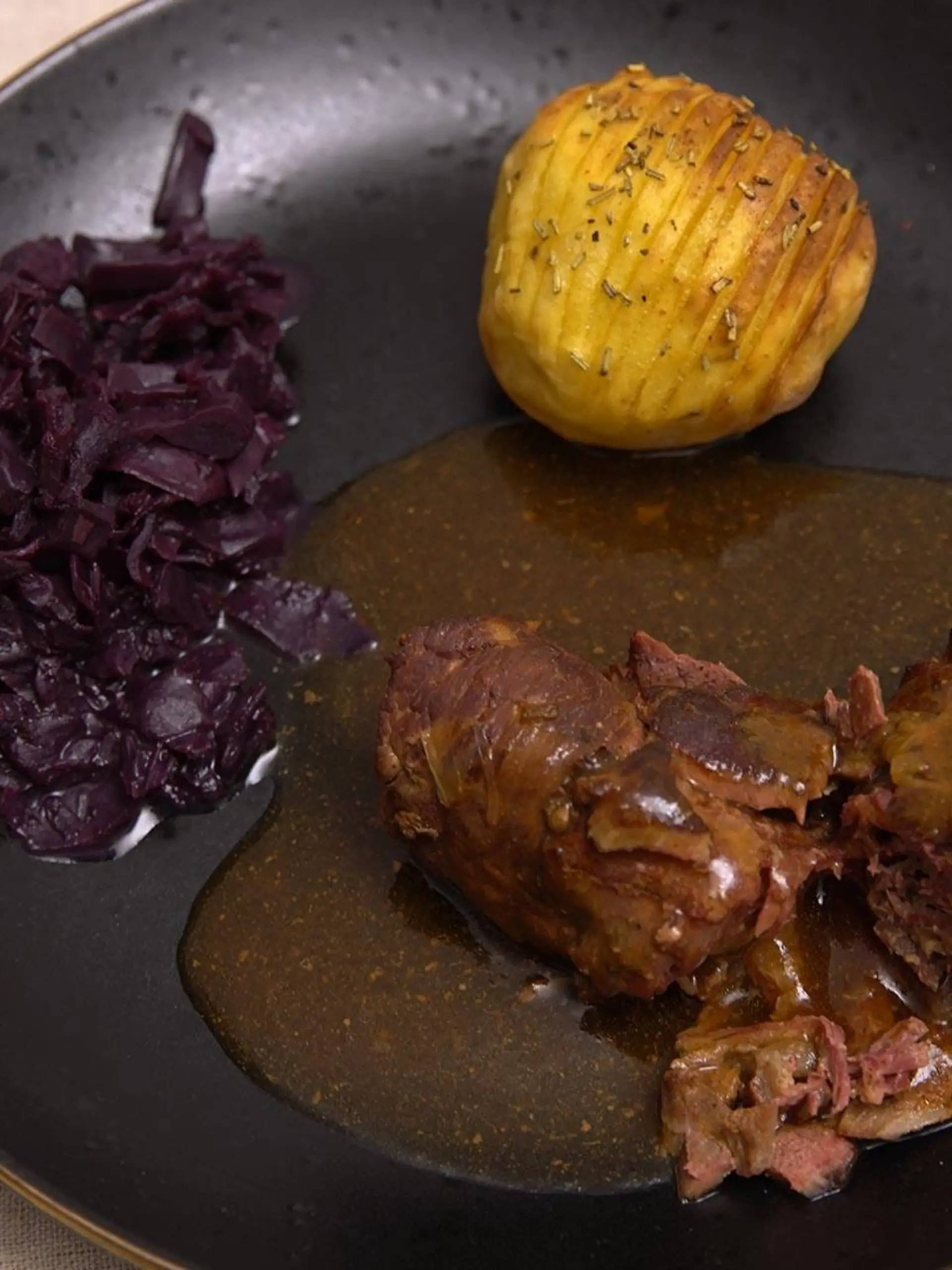 Das perfekte Dinner: Roulade mit Fächerkartoffeln und Rotkohl - Sandras Hauptspeise