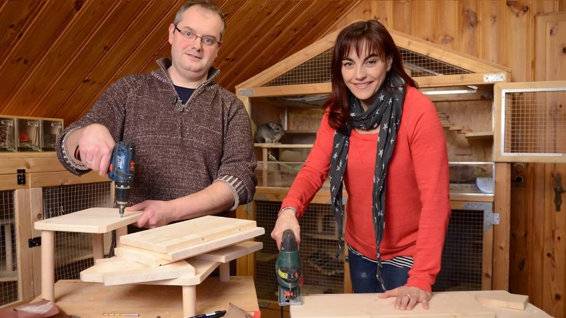 Tiergeschichten1 - VOX-DOCMA TV-MARC FRANCKE - Chinchilla-Fan Martin Hres und Diana Eichhorn basteln Nagertreppe fr Chinchillas